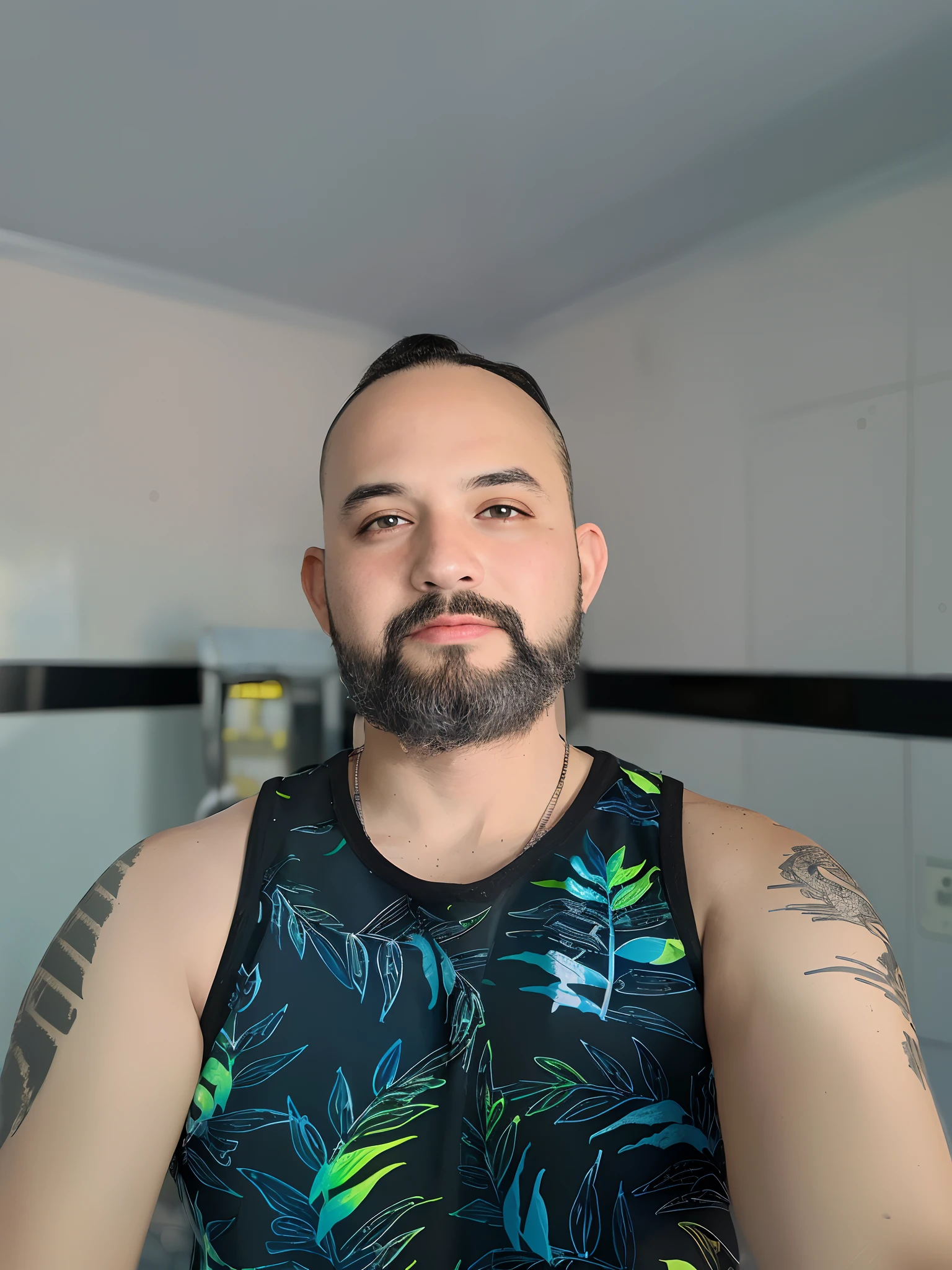 homem arafed com barba e regata vermelha, neck tattoo, musculoso, 3 2 anos, usando uma camiseta regata de corte baixo, 2 9 anos