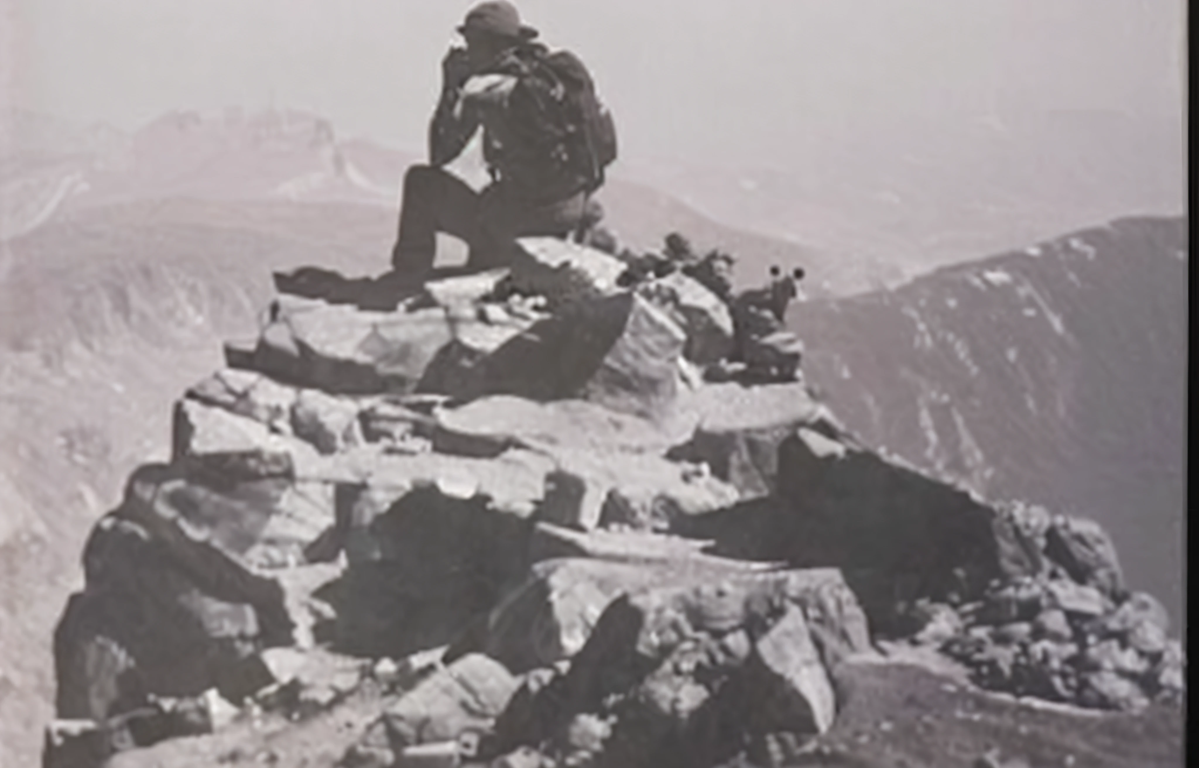 foto de uma garota sentada em uma rocha com uma mochila, sentado em uma rocha, no topo de uma montanha, no topo de uma montanha, em uma montanha, no topo de uma montanha, standing on mountain, sentado em rochas, em uma rocha, standing on the top of a mountain, sharp edge, sentado no topo de uma montanha empoeirada, garota sentada olhando pelo binoculo, foto 8k, foto realista, foto detalhada, high definition photo, foto colorida