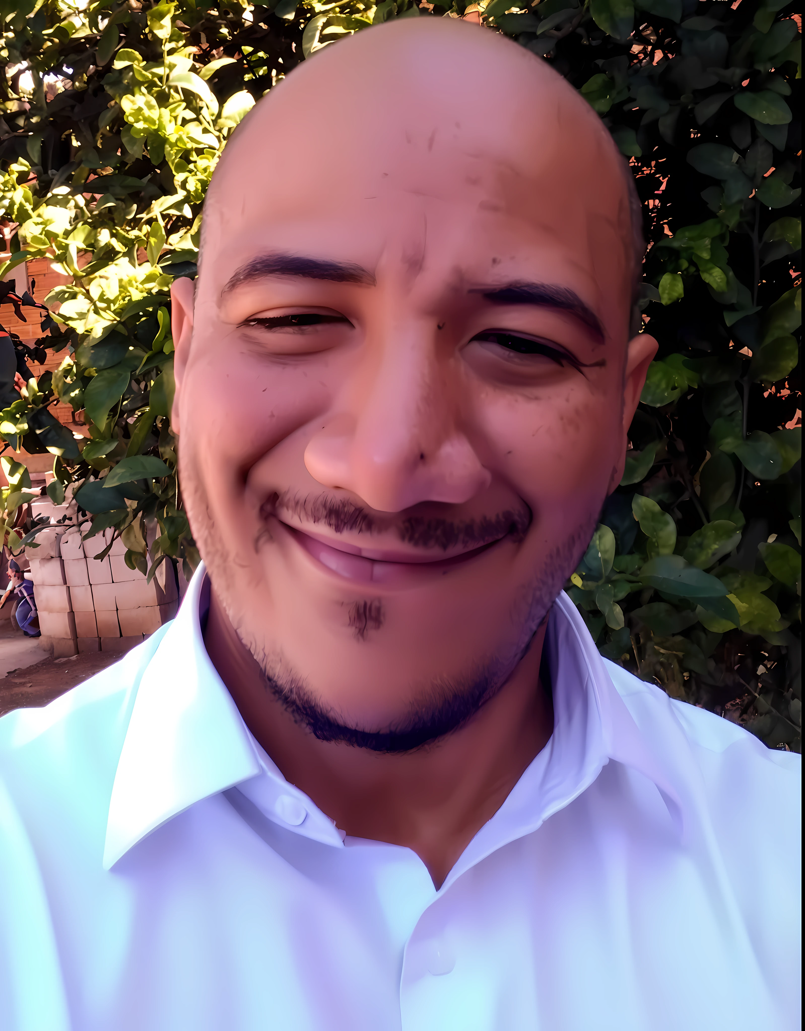Homem sorridente na camisa branca com fundo limpo