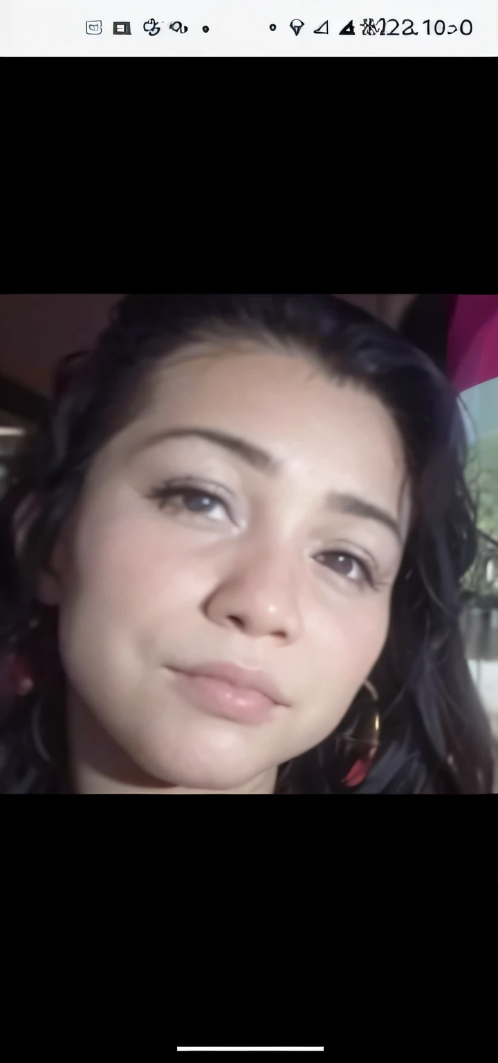 a close up of a woman with a cell phone in her hand, Mulher de 30 anos de Cuba, Parece Fabiula Nascimento, Alanis Guillen, Mulher de 30 anos, 3 0 anos de idade mulher, 3 5 year brazilian mother, taken in the early 2020s, imagem de perfil, Anos Imane, coluna
