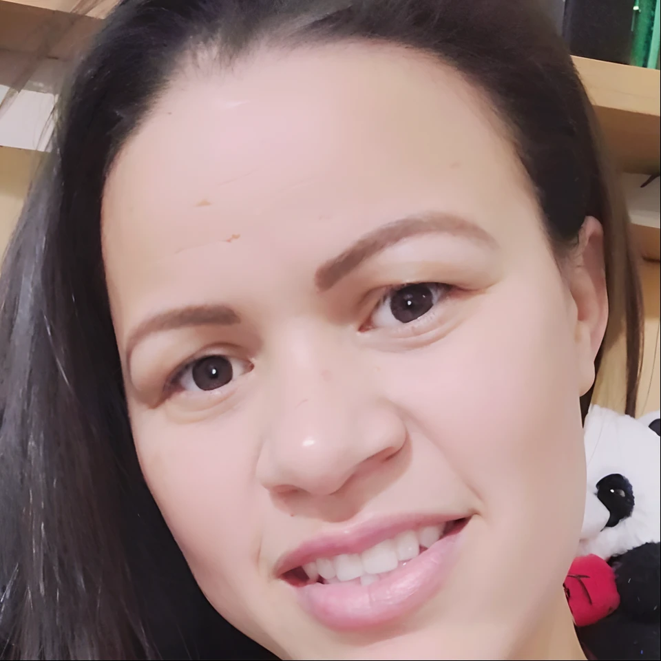 Mulher sorridente com longos cabelos pretos e um urso panda em um quarto, 38 anos, 3 0 anos de idade mulher, Mulher de 30 anos, 3 6 anos, 3 2 anos, Alanis Guillen, Mulheres de 40 anos, 3 5 anos, 35 anos, 2 9 anos, imagem de perfil, 2 8 anos