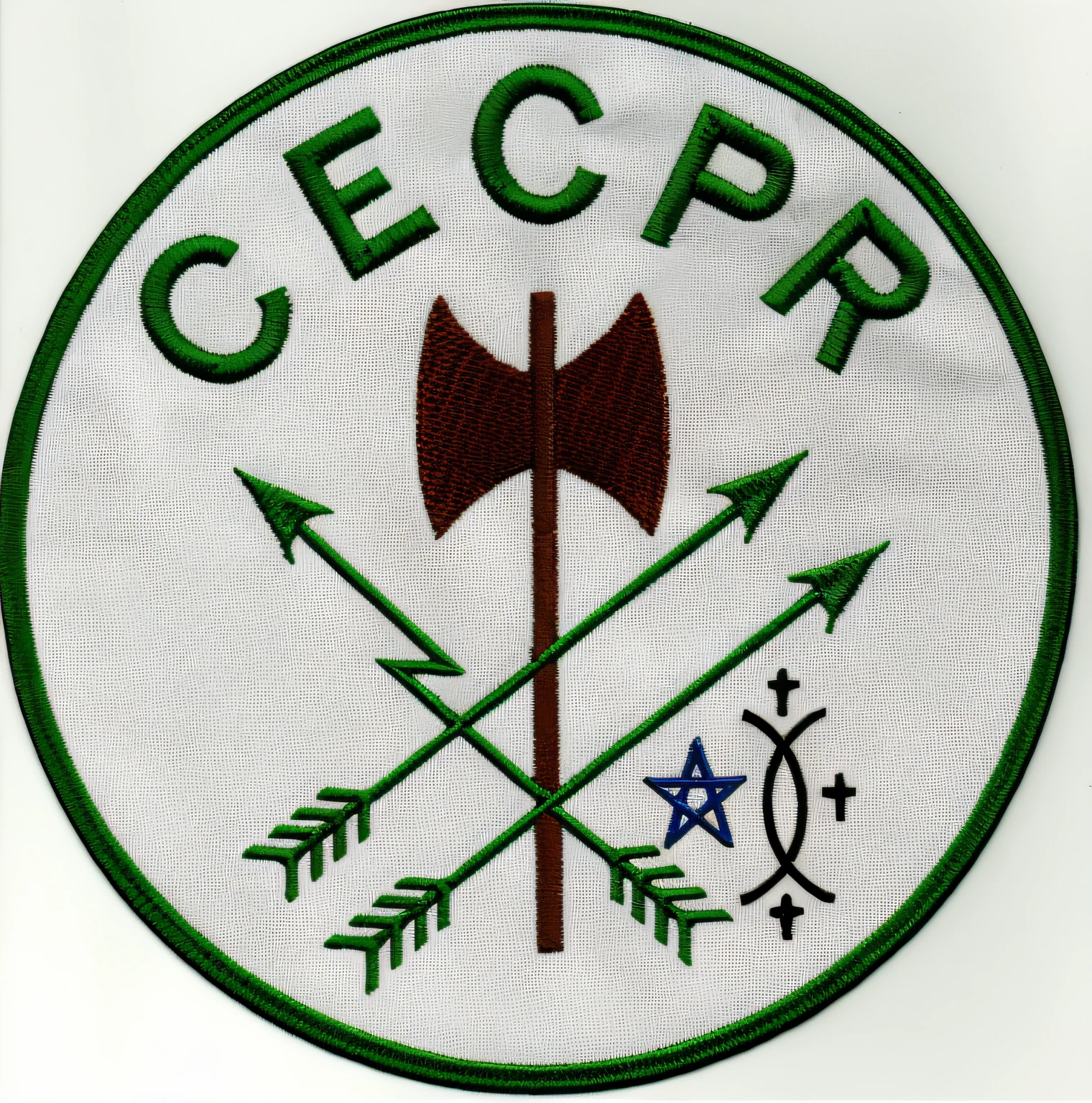 um Close up de um remendo Com uma Cruz e setas, CCCP, design de patCh de ombro, design de patCh, logotipo do patCh, # 7 3 C 2 fb, Directed by: Edward Otho Cresap Ord, II, SCp, imagem Central, SCP Foundation, Registros Crass, distintivo, Logotipo do roCk progressivo dos anos 70, C. r. SteCyk III, not cropped