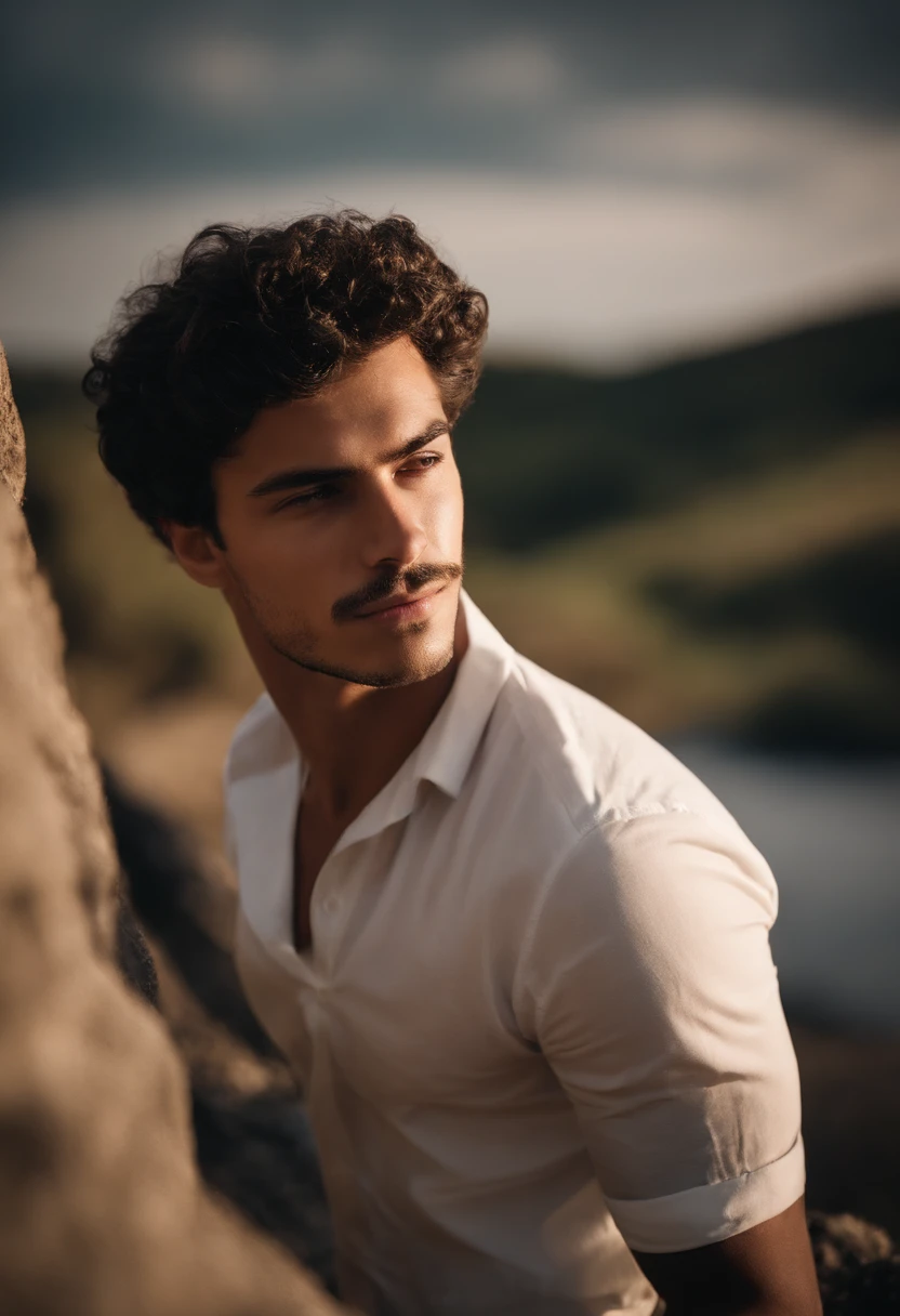 homem jovem, branco, com cabelos pretos lisos, sem barba ou bigode, 1,80 de altura, 70 kilos, usando um terno e gravata