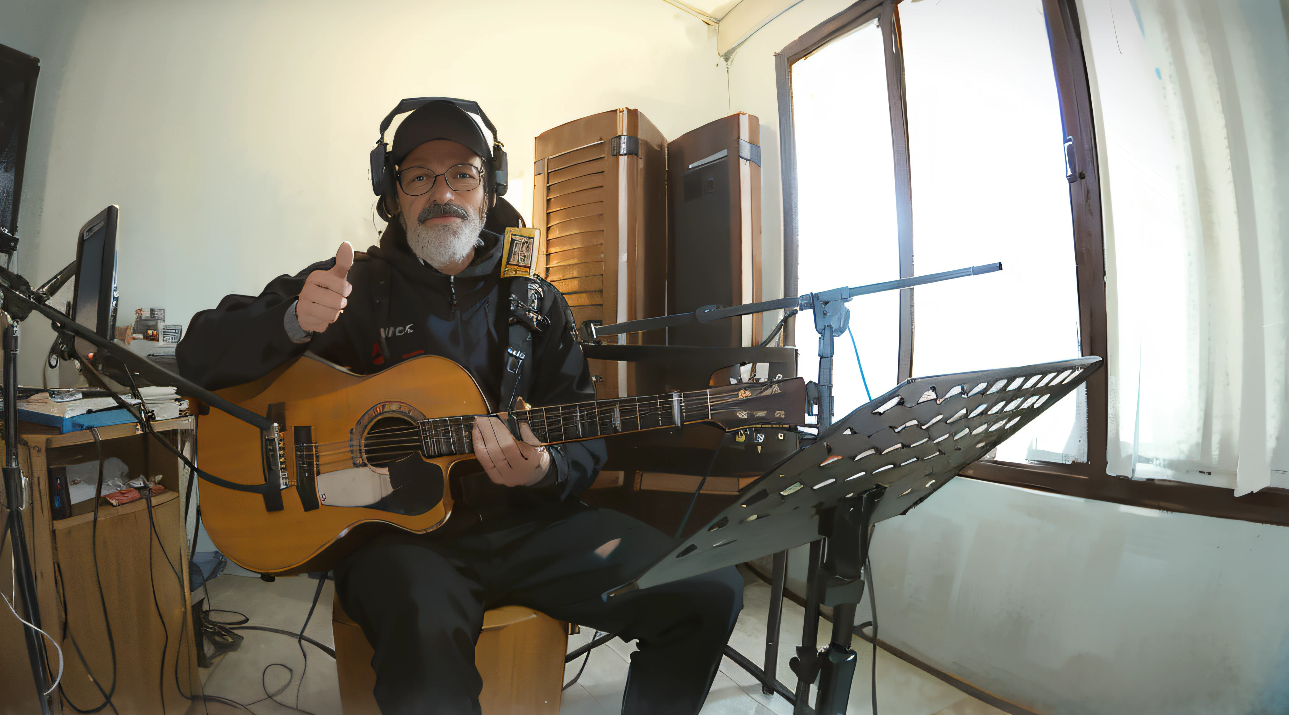 Hay un hombre sentado en una silla tocando una guitarra, con gorra negra y auriculares, thumbs up as approval, hay dos microfonos, un atril, una ventana, un biombo de fondo, muchos cables de sonido en el piso, ropa informal, realista, detallado, luz lateral, 32 k
