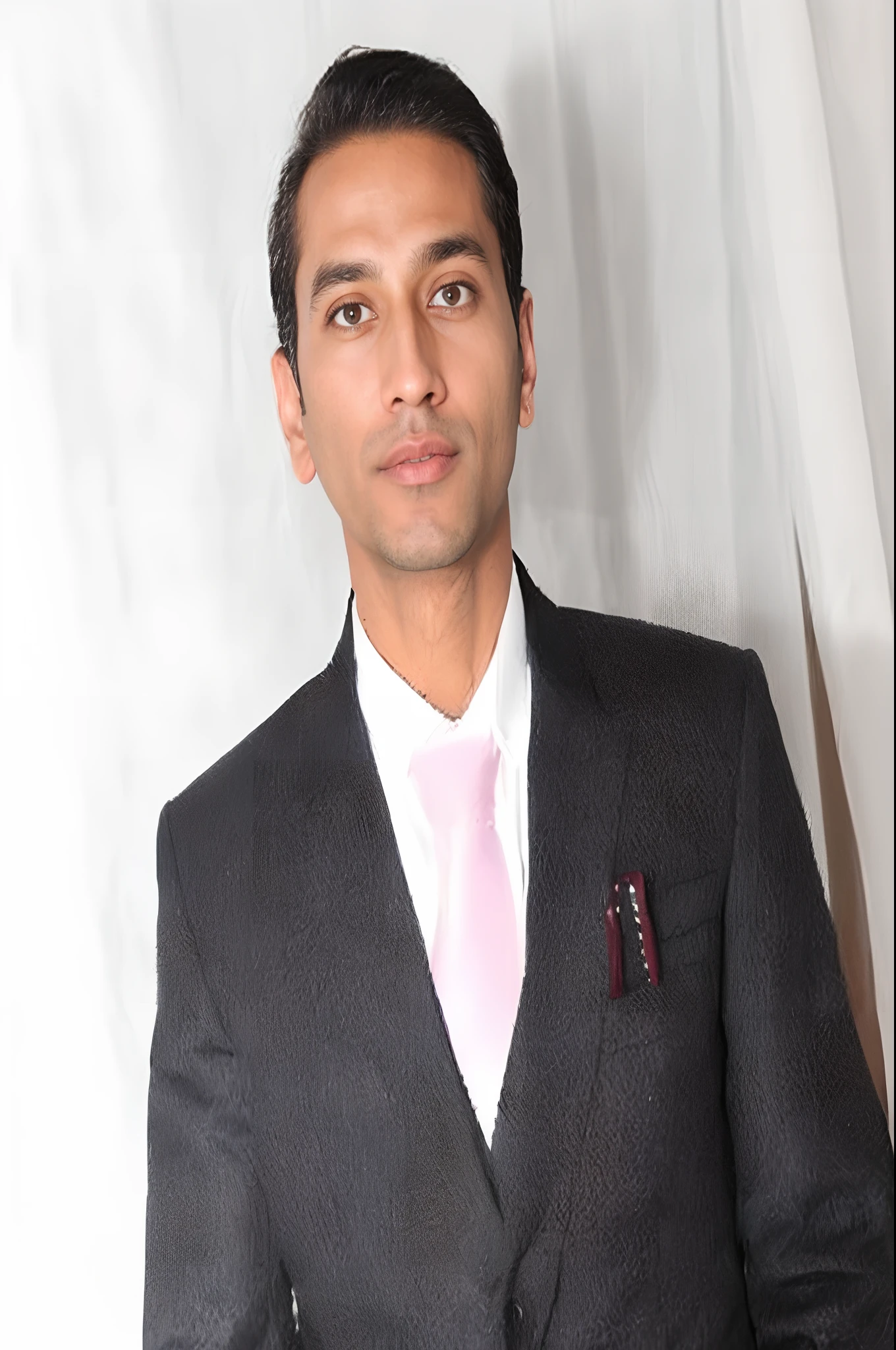 There's a man in a suit and tie standing in front of a curtain, Mohamed Chahin, Khyzyl Saleem, Johnatan Wayshak, Riyahd Cassiem, Foto profissional detalhada, foto de perfil profissional, Ranjit Ghosh, imagem profissional, imagem retrato, wearing business suit, taken in the early 2020s, foto do perfil