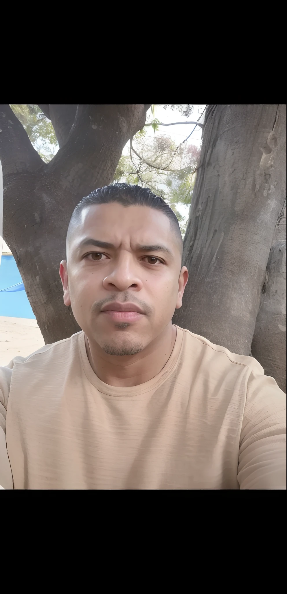 "(melhor qualidade,realista:1.37),retrato de uma pessoa de 35 anos, homem de cabelos escuros, Buzz Cut, intense gaze,olhos detalhados,olhos castanhos,Detailed lips,strong facial features,rugas finas,natural lighting,queixo forte,determining expression,restolho sutil,fundo neutro,cores vivas"