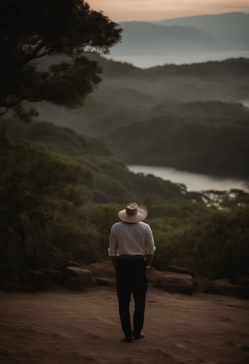 Retrato de um paiNo morro estava um homem com uma mochila branca nas costas,Foto no estilo de Park Ji-min,durante o nascer do sol,neblina sobre o tiro no ombro,Wear a black fisherman's hat,Sunrise facing the distance