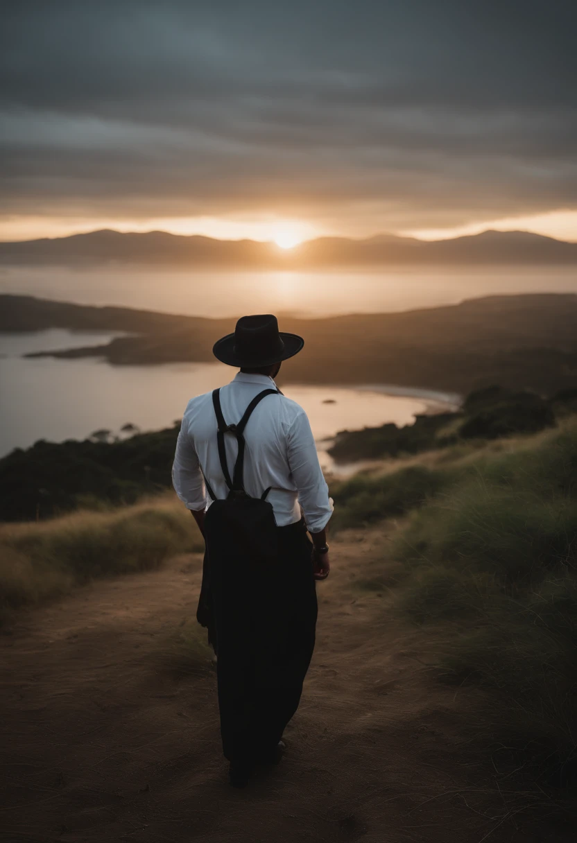 Retrato de um paiNo morro estava um homem com uma mochila branca nas costas,Foto no estilo de Park Ji-min,durante o nascer do sol,neblina sobre o tiro no ombro,Wear a black fisherman's hat,Sunrise facing the distance
