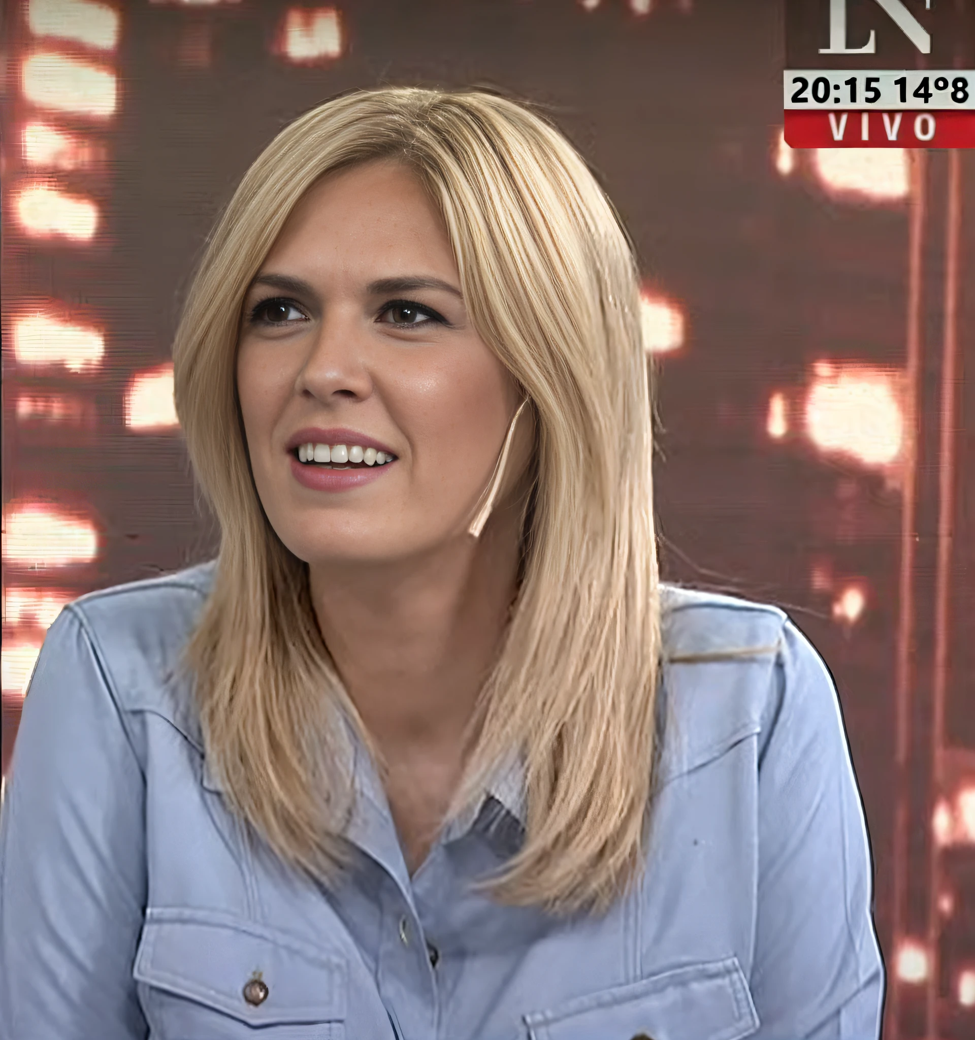 mulher 30 anos, cabelos longos loiros, olhos castanhos bem delineados, sorrindo, arafed rosto bem iluminado, sentada em frente a uma tela de tv com um sorriso, foto ultrarealista, 8K, Carola Rubio, Lorena Avarez, fernanda suarez, Caroline Gariba, Adriana DXIM, julia fuentes, andrea rocha, Andou na escola chatzipanagiotou, Valentina Embaralhamento, capturar, Marischa Becker, Laure Lipton, Directed by: Márta Lacza