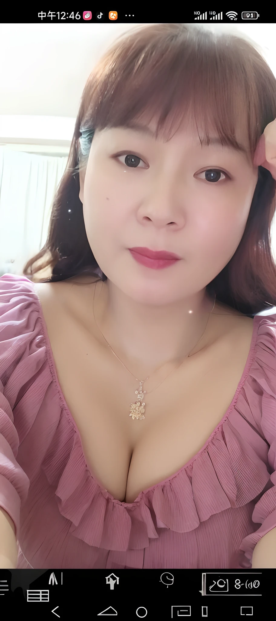 Wearing a pink maid blouse，v neck，Medium breasts，Large cleavage，Sexy and charming