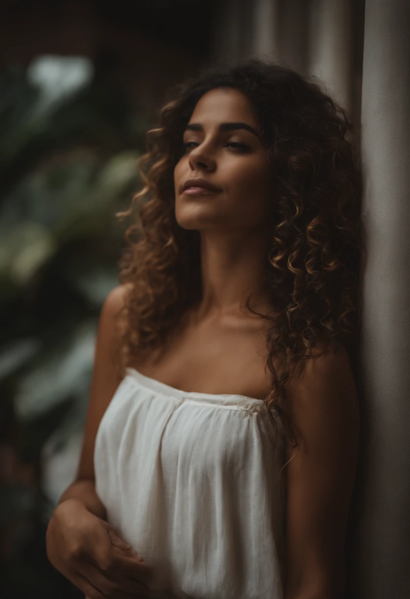 Uma deusa urbana latina com uma pele caramelo e cabelos ruivos vibrantes , sorrindo, com roupa social