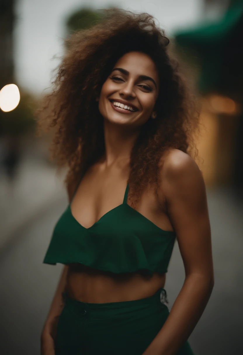 Uma deusa urbana latina com uma pele caramelo e cabelos ruivos vibrantes topless verde , sorridente