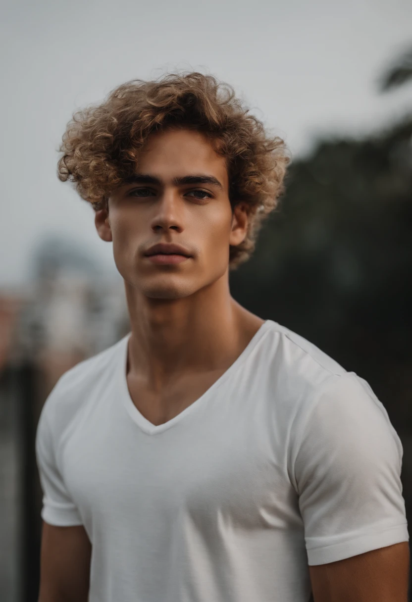 Homem branco jovem forte, com cabelos muito curtos e loiro muito claro dourado. Pelado em frente a uma porta de apartamento.