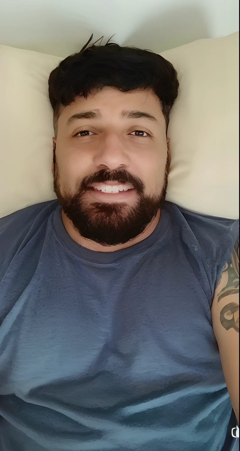 homem arafed com barba deitado na cama com um gato, david rios ferreira, deitado na cama, Homem de 4 0 anos, selfie de um homem, edu souza, (38 anos), deitado na cama, icaro carvalho, na minha cama, Carregado, relaxing and smiling at camera