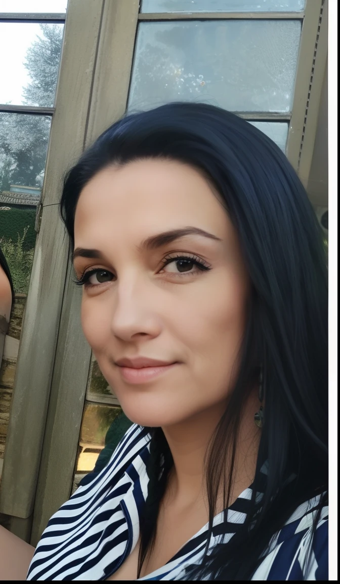 there are two women that are posing for a picture together, mulher com cabelo preto, 3 0 anos de idade mulher, female with long black hair, Mulher de 30 anos, cabelos pretos e olhos castanhos, cabelos pretos e olhos grandes, foto de perfil headshot, Mulher francesa de 30 anos, mulher nova com cabelo escuro longo, imagem de perfil