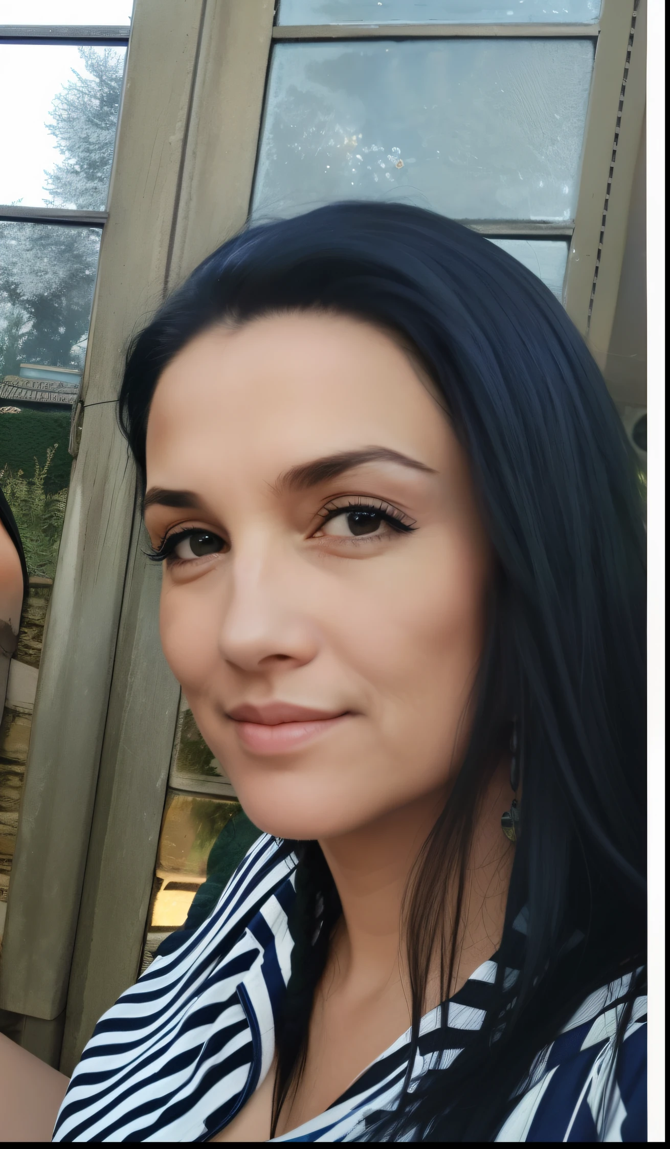 there are two women that are posing for a picture together, mulher com cabelo preto, 3 0 anos de idade mulher, female with long black hair, Mulher de 30 anos, cabelos pretos e olhos castanhos, cabelos pretos e olhos grandes, foto de perfil headshot, Mulher francesa de 30 anos, mulher nova com cabelo escuro longo, imagem de perfil