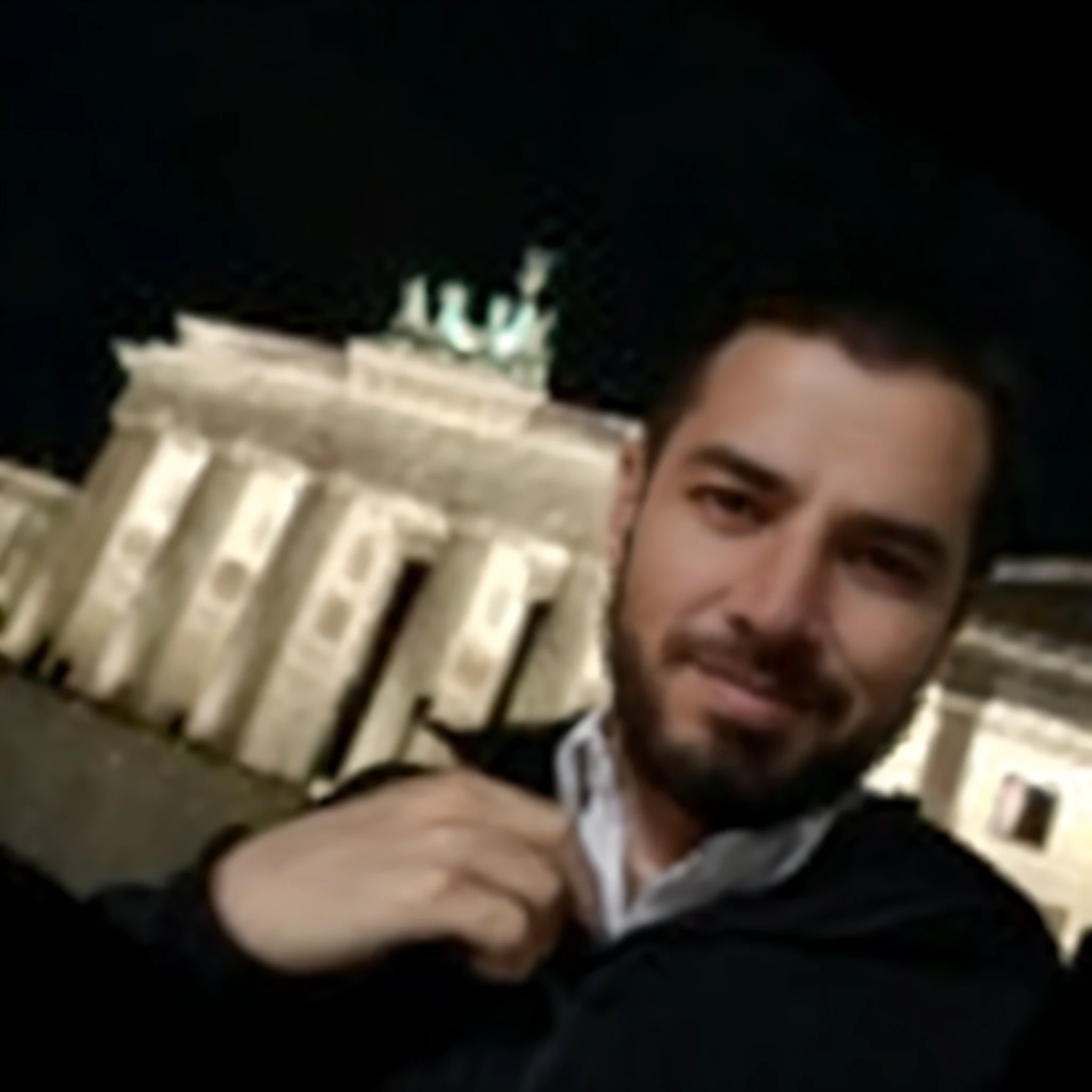 Arafed Hombre frente a un edificio por la noche, Michal, Foto tomada por la noche, foto de retrato, Imagen de avatar, Andreas, por Niko Henrichon, alberto mielgo, Imagen de perfil, Foto Realisitc, Foto del documento, Streamer de Twitch / Jugador Ludwig, por Mathias Kollros, Foto BW, Director de Ene, Foto de mitad de plano