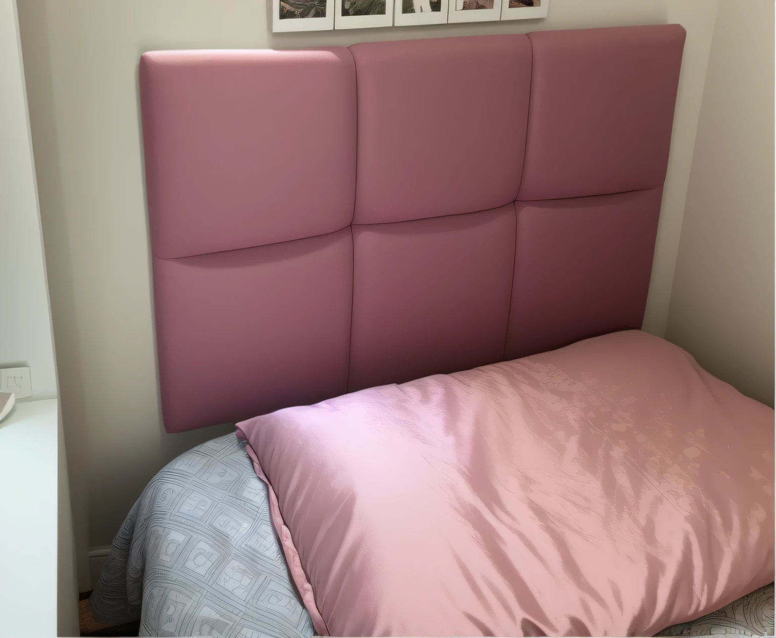 There is a pink headboard with a picture, un feito cama, #Oc, # Oc, Rosa, handmade, small bed not made, sob medida, cama, espuma, detalhes requintados e suaves, alta textura, Cores brilhantes, Coloridas, cair o queixo, Esculpido, Panels, Detalhe perfeito, almofadas macias, Hand drawn, moderno", Angular, totalmente coberto
