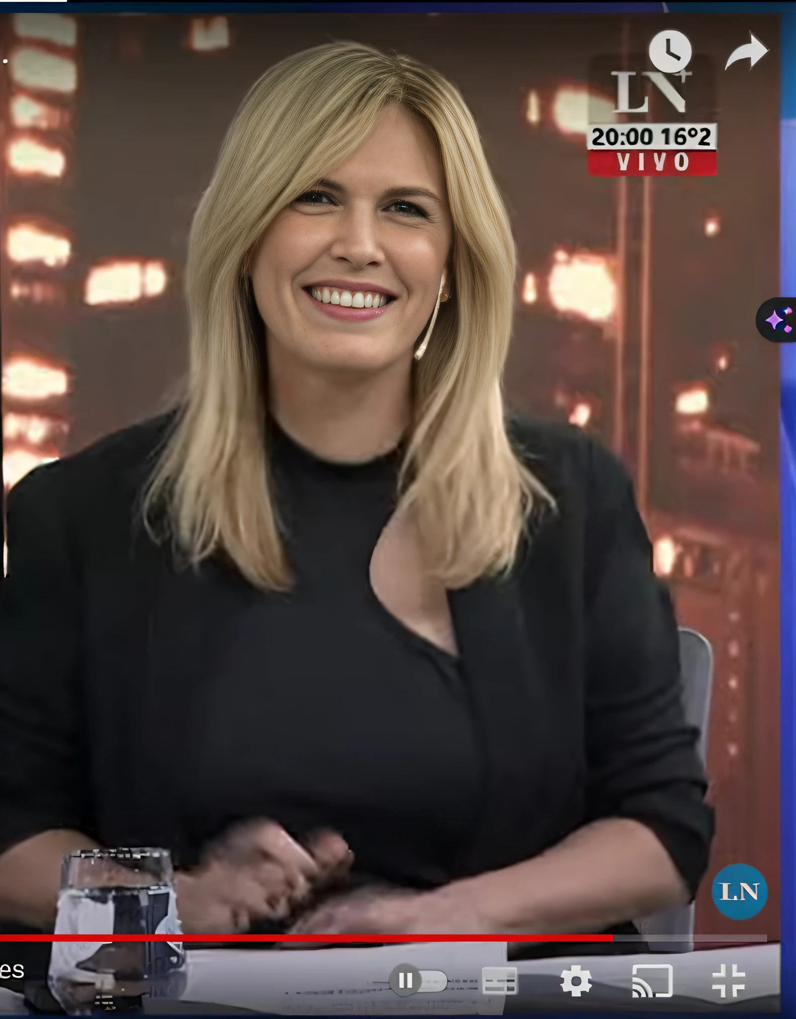 Mulher 30 anos cabelos longos lisos e loiro, ((olhos castanho-claros bem delineados)) em um vestido preto sentado em uma cadeira, Carola Rubio, capturar, Temporary image of Giorgia Meloni, Laure Lipton, fernanda suarez, julia fuentes, Caroline Gariba, Lorena Avarez, Andou na escola chatzipanagiotou, Olivia de Bernardinis, Parece Fabiula Nascimento, Daverapoza