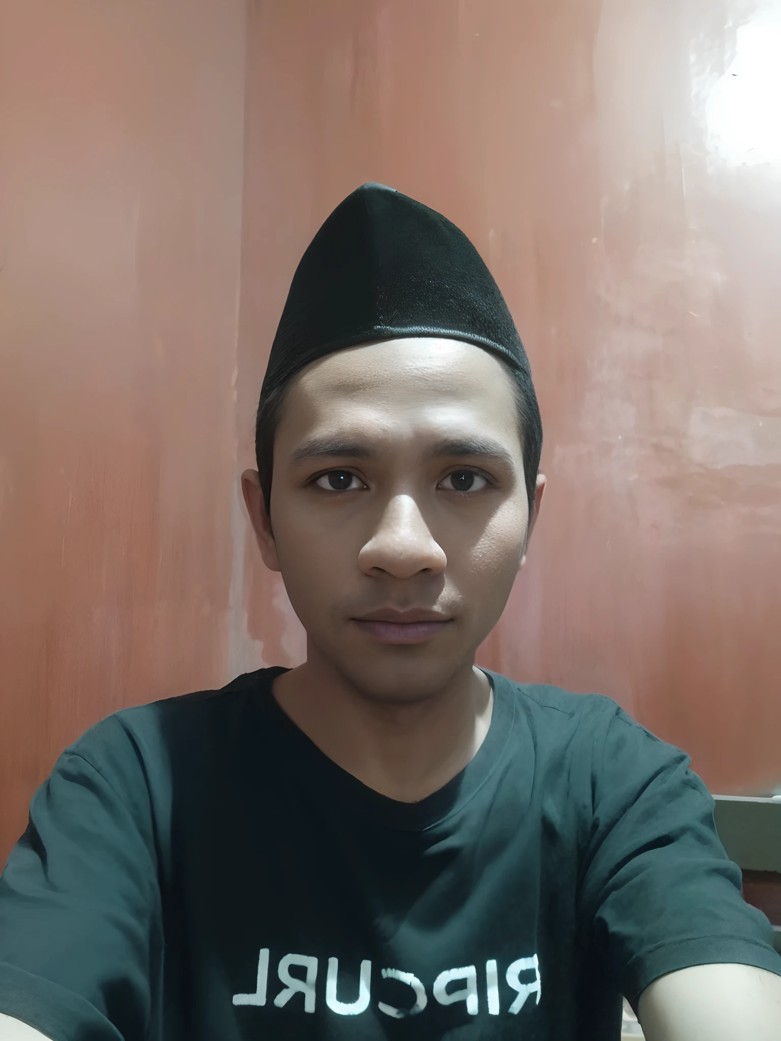 a man, 25 years old, wearing a cap and black long-sleeved shirt, produces HD images.