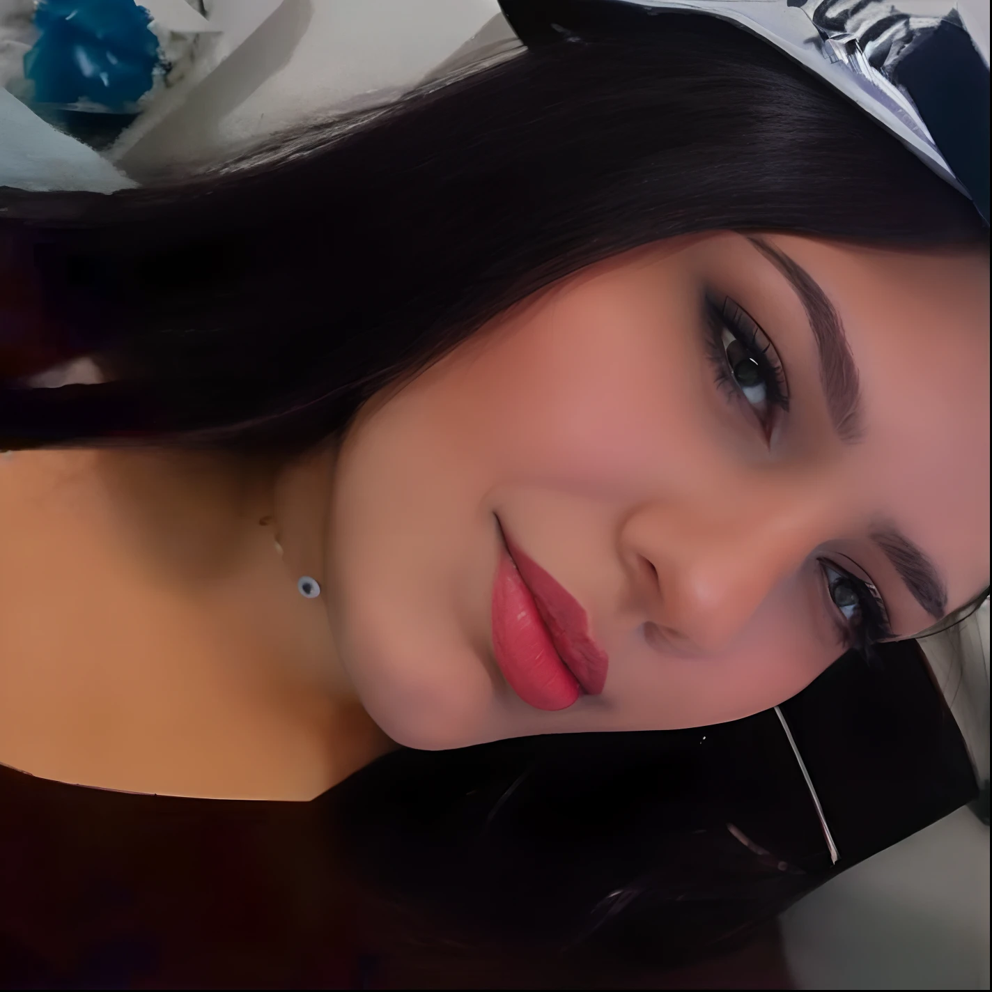 There's a woman with a hat on her head posing for a photo, Alanis Guillen, 18 anos, imagem de perfil, Lorena Avarez, Violeta Myers, 19-year-old girl, imagem de qualidade muito baixa, taken in the early 2020s, 1 6 anos, 2 2 anos, 21 anos