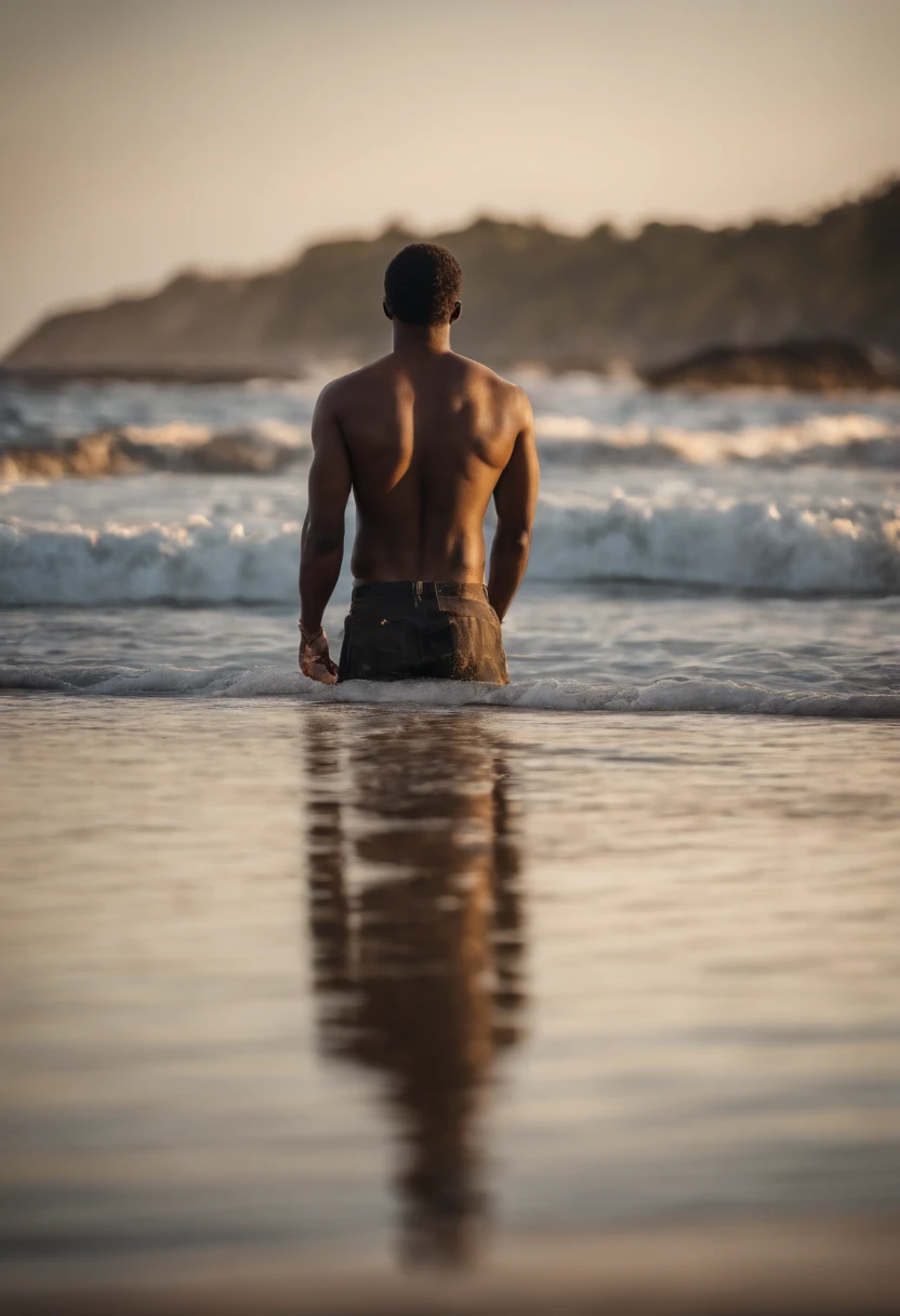 um homem negro mostrando seu penis na praia