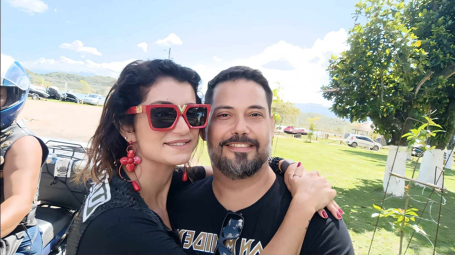 There are two people who are posing for a photo together, Directed by: Nandor Soldier, Marischa Becker, cerca de 3 5 anos, andrea rocha, Lovely couple, imagem de perfil, edu souza, Alex Yanes, Alex Yanes e Lisa Frank, por Romain brook, par, momma and papa, 3 0 anos de idade mulher, Mulher de 30 anos