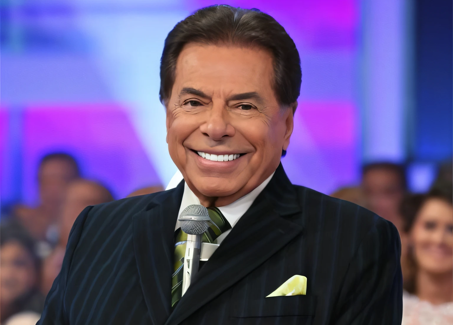 Homem de terno e gravata sorrindo enquanto segura um microfone, silvio santos, Eddie Del Rio, Arauto Ortega, Pepe Moreno, Kenneth Copeland, Ricardo Milos, mario martinez, roge antonio, Carlos Ortega Elizalde,