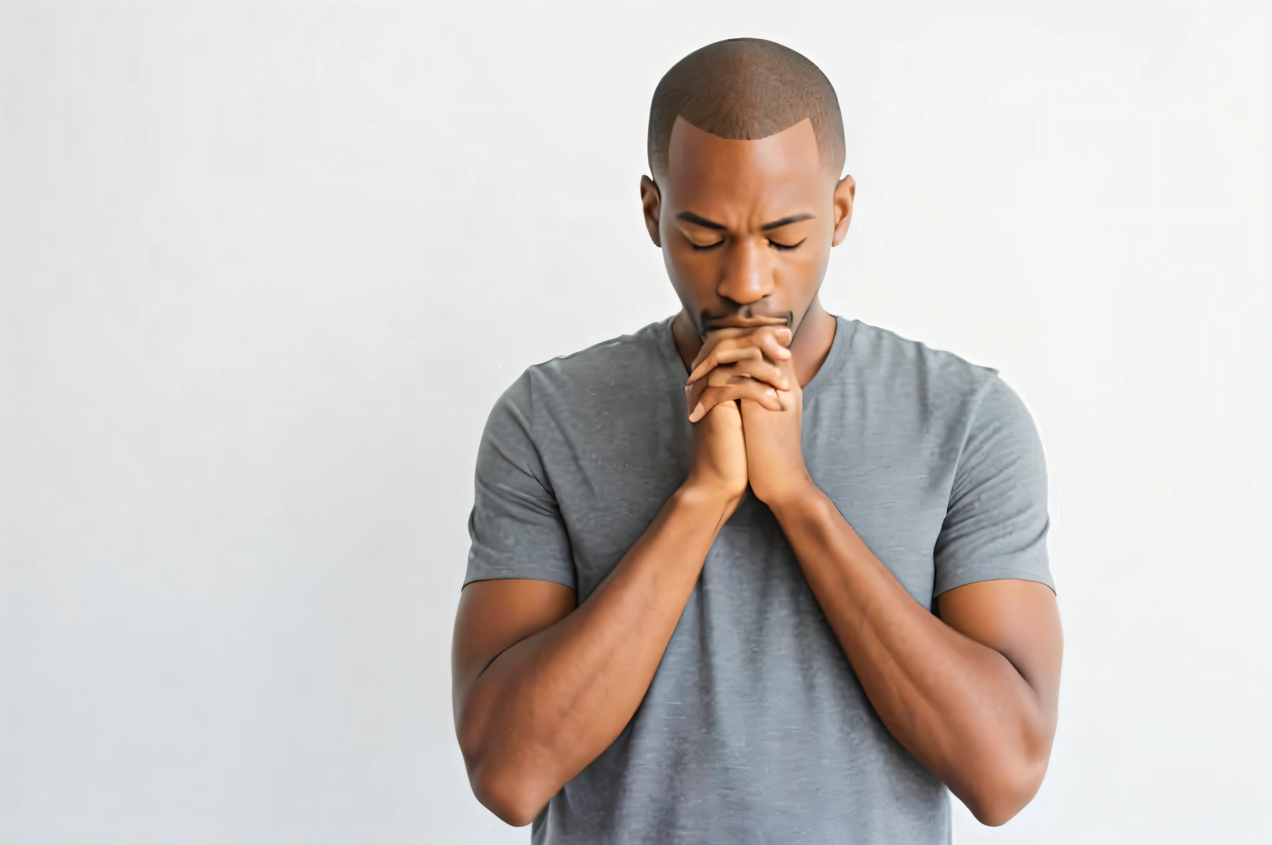 Man in gray shirt praying with clasped hands, praying posture, doing a prayer, kneeling in prayer, praying, orar meditando, prayer hands, Prayer, foto de um homem, Rezar com tabaco, Foto de Stock, man standing in defensive pose, Absorto em pensamentos, homem triste, religioso, gesto solene, man is with black skin, Foto de estoque