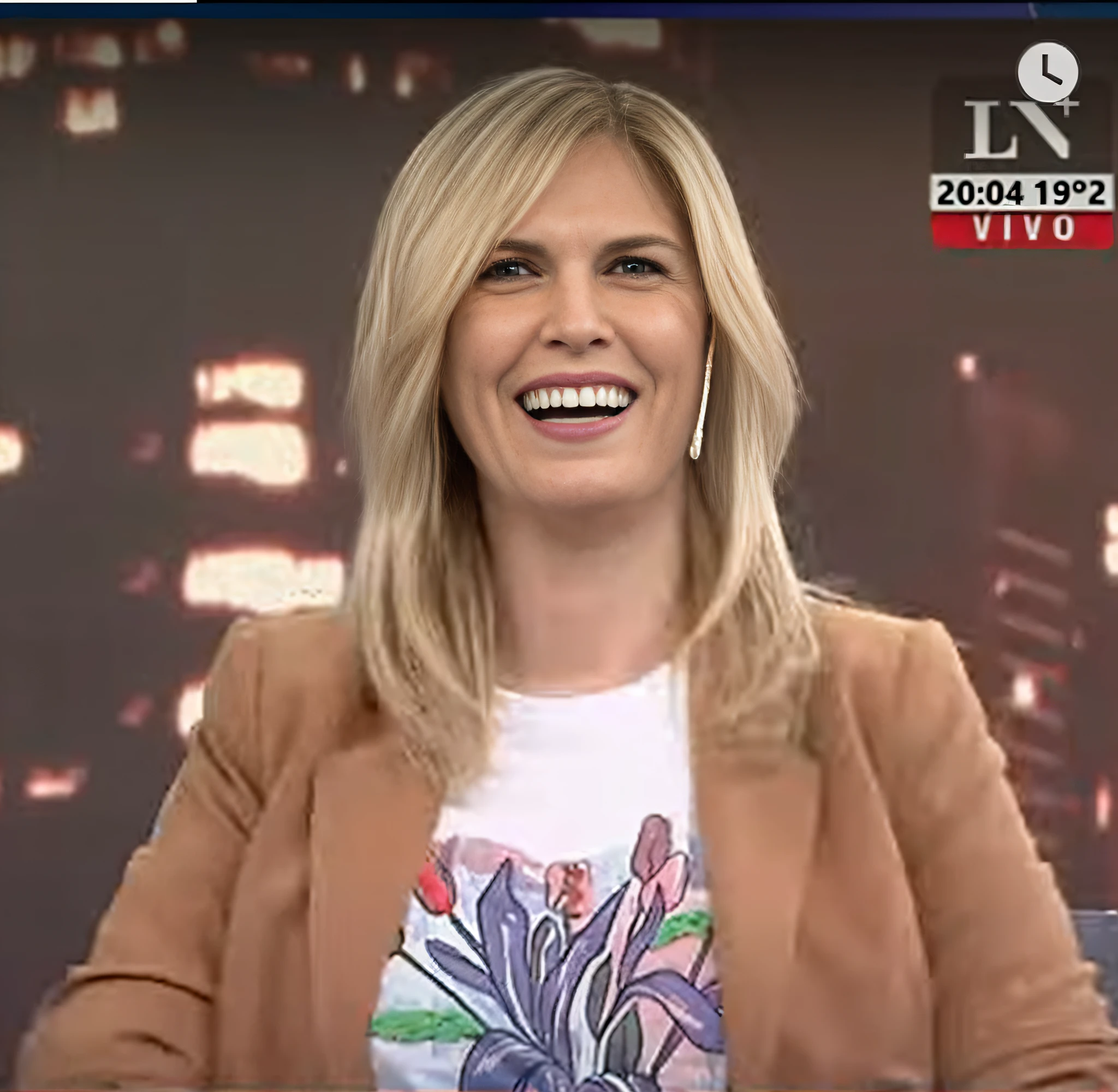 mulher arafed em uma jaqueta marrom sentada e sorrindo, Caroline Gariba, Carola Rubio, fernanda suarez, Olivia de Bernardinis, capturar, BookingSuite 2018, Directed by: Márta Lacza, andrea rocha, Marta Syrko, Laure Lipton, Irina Nordsol Kuzmina, julia fuentes, Lorena Avarez