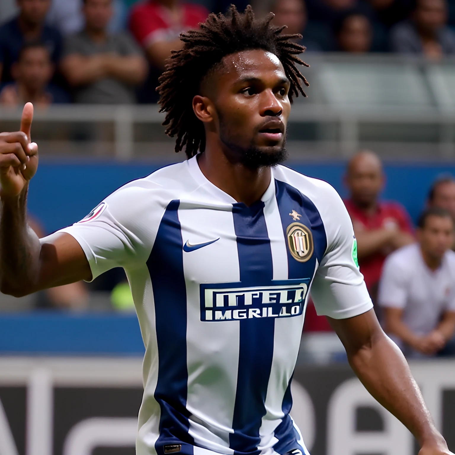 Homem Soccer Player nigeriano, cabelo crespo vermelho, in inter Milan