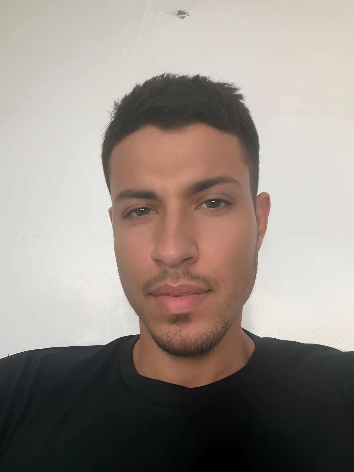 Man in black shirt and serious looks at the camera, de 26 anos