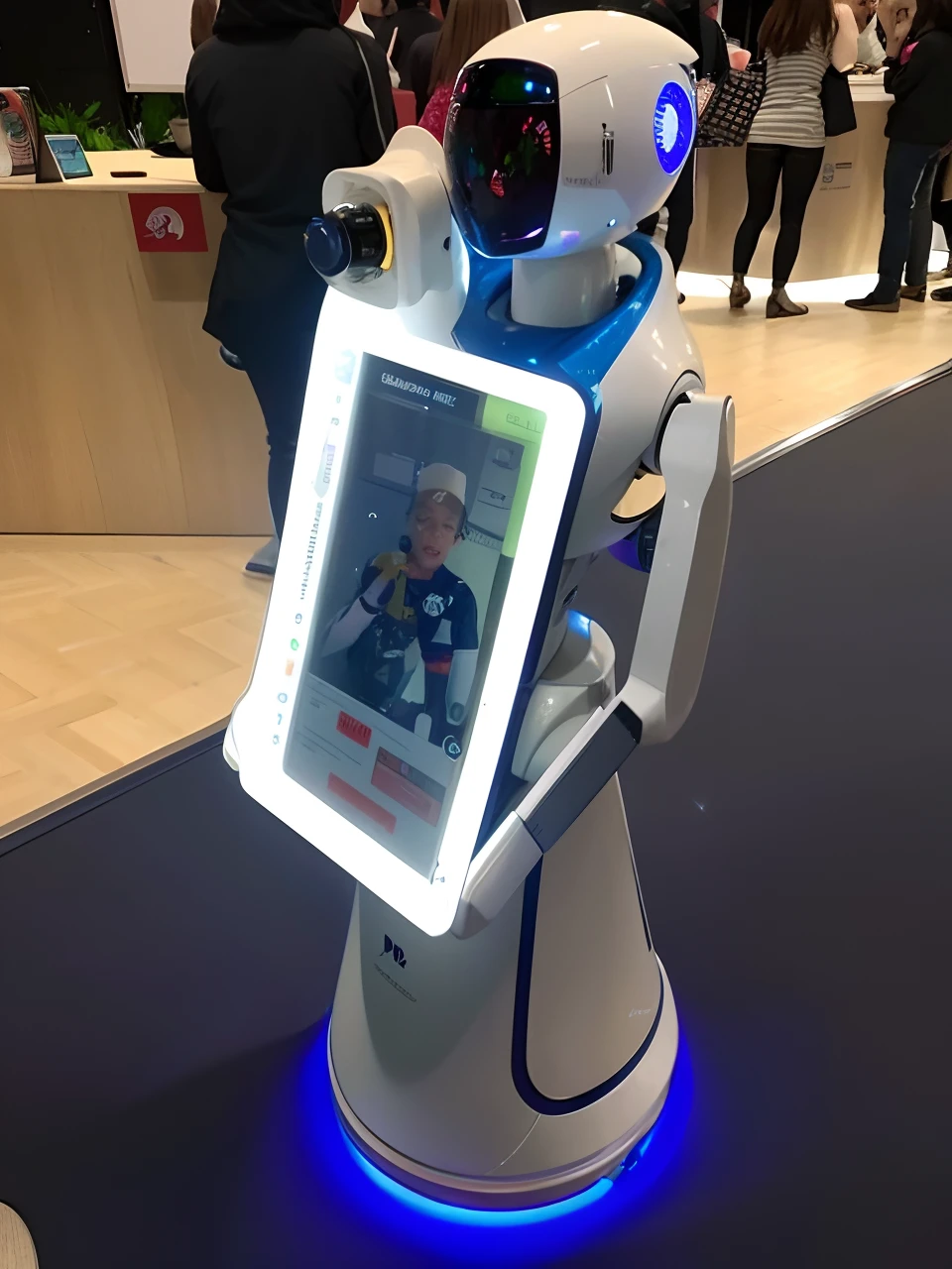 Arafed robot with tablet on display at convention, friendly humanoid cyber robot, Robot humanoide amigable, posing robotically, Robot con rostro humano, humanoide robot, Robot amigable, Robots de servicio, The most advanced humanoid robot, Robot humanoide, biometric humanoid robot, The robot with its human mask, robots humanoides, Un robot