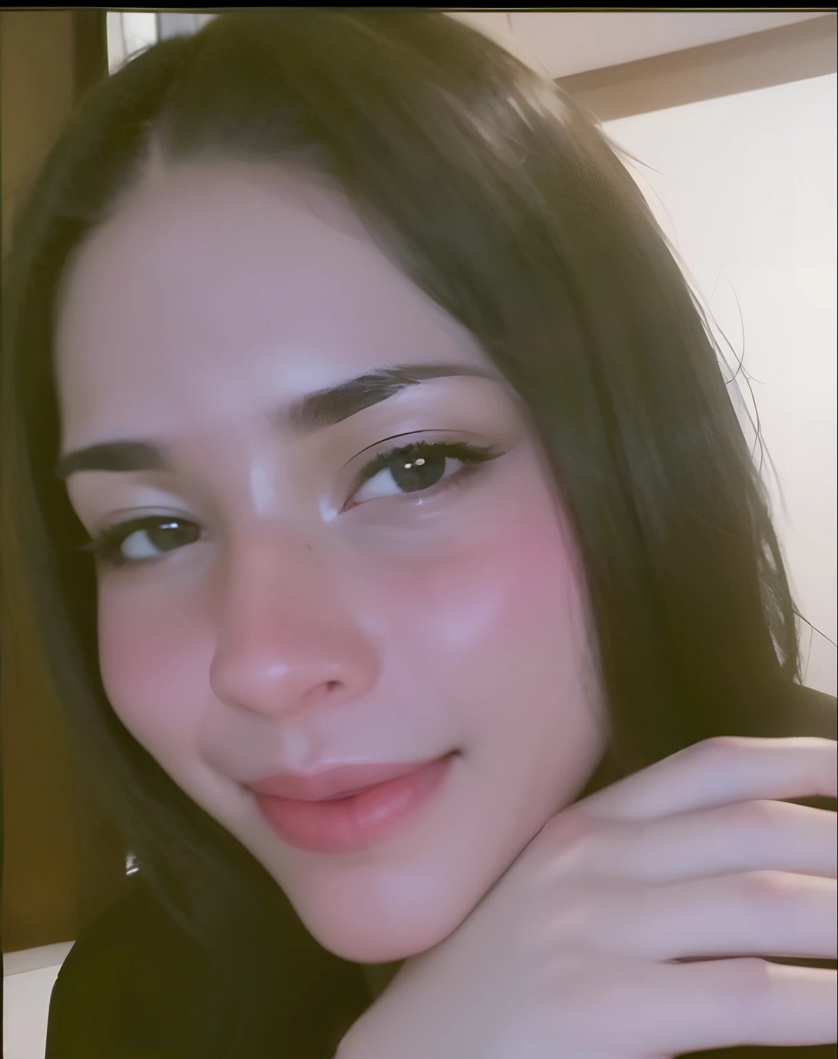 there is a woman that is smiling and posing for a picture, around 1 9 years old, Imagen de perfil, Mujer joven con cabello largo y oscuro, foto de perfil, lorena avarez, Foto de perfil, alanis guillen, 30-year-old woman from cuba, Foto de mujer joven, imagen de muy muy muy baja calidad, selfie de una mujer joven