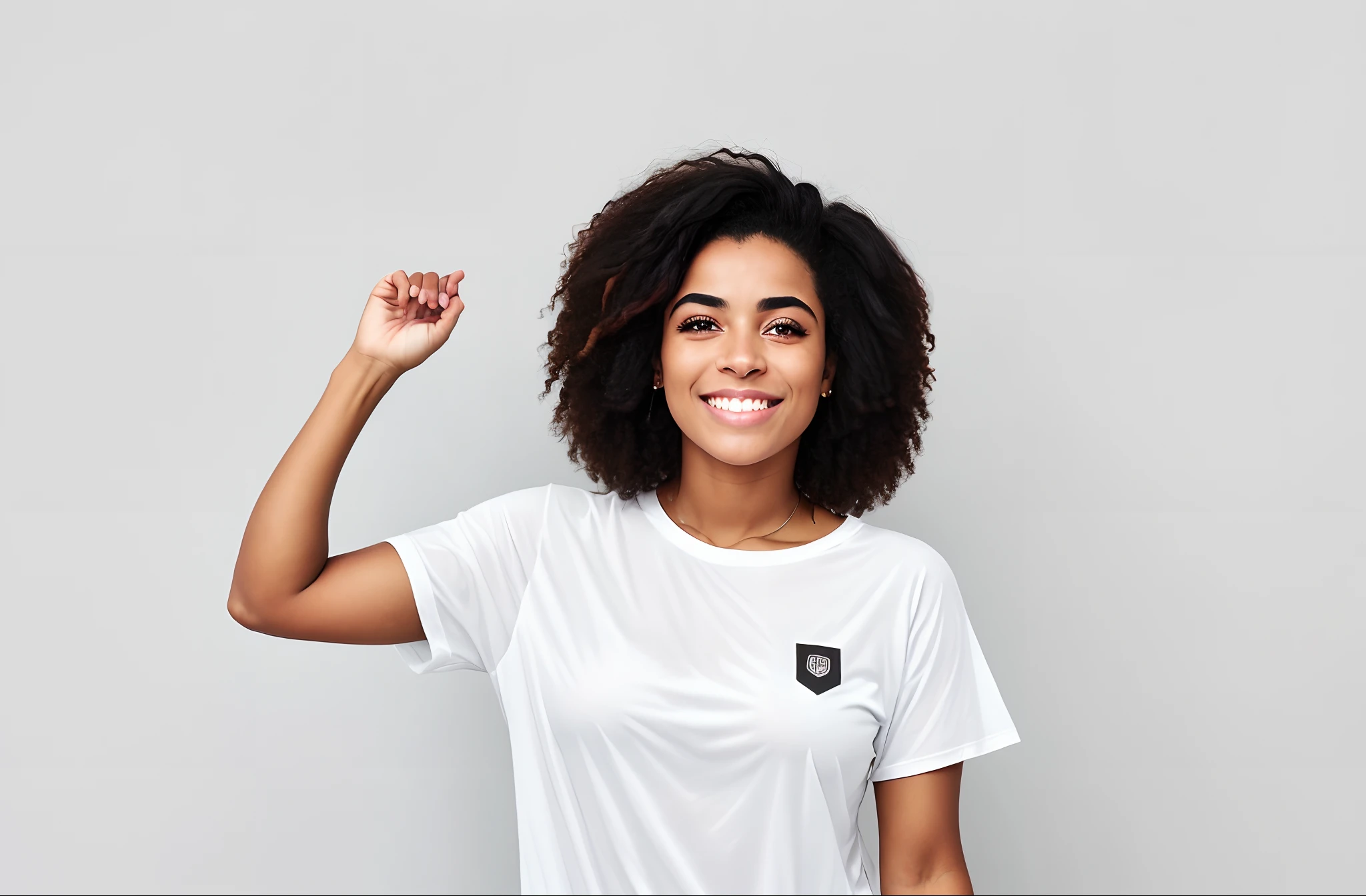 mulher sorridente na camisa branca apontando para cima com o dedo para cima, foto de uma mulher negra, jovem mulher negra, Mulher jovem afro-americana, mulher jovem negra, Foto de uma mulher, foto da mulher jovem, com o dedo indicador, t pose, definido contra um fundo branco, vestido com uma camiseta branca, retratado dos ombros para cima, retrato de alta qualidade