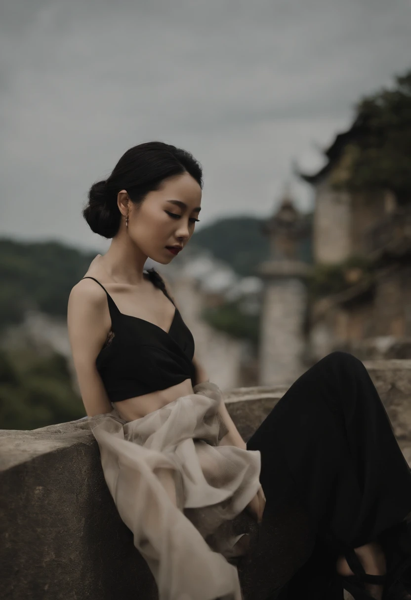 The shirt is also black、Wearing a black man's three-piece suit、Japan woman in black leather gloves