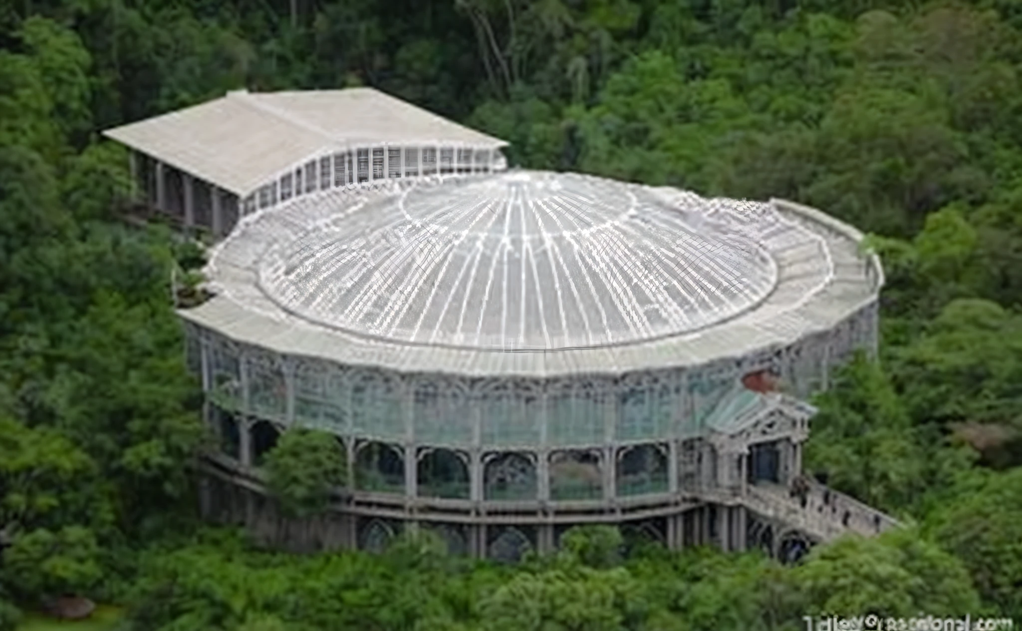 Arafed view of a large building in the middle of a forest, biodomo, floresta nublada, Enorme estrutura de vidro, visto do dossel, As Piscinas, tamborine, Floresta, Coban, A Crystal Palace, tiradas em 2022, enorme estufa, Glass dome, the temple of truth is white, um antigo, Dome of Wonders