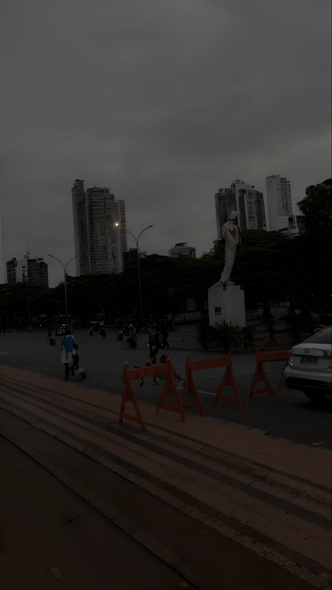There is a street with a lot of traffic and few people, avenida paulista, In Sao Paulo, São Paulo, sao paulo, cidade, at night, photo taken at night, Directed by: Xavier Blum Pinto, futuristic sao paulo, tarde da noite, fotografia da rua da cidade, traffic in background, sao paulo in the year 2 0 7 0