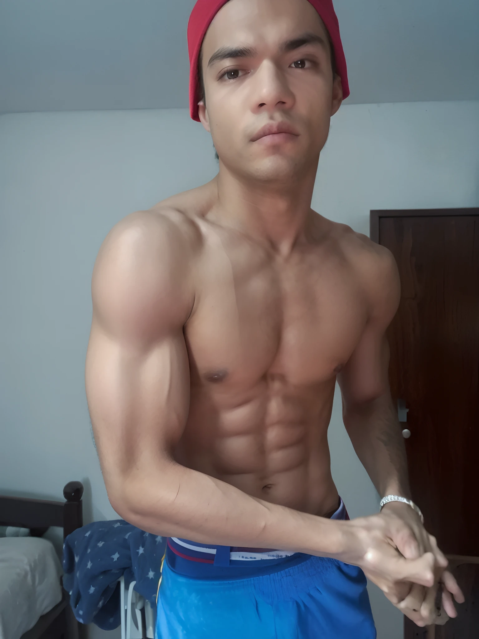 There is a man who is standing with a red hat, magro, mas musculoso, 18 anos, foto fit, musculoso!!!, 2 2 anos, 2 3 anos, 21 anos, Prefeito, caio santos, bastante musculoso, 2 7 anos, magro e musculoso, 1 6 anos, 2 4 anos, Muscles