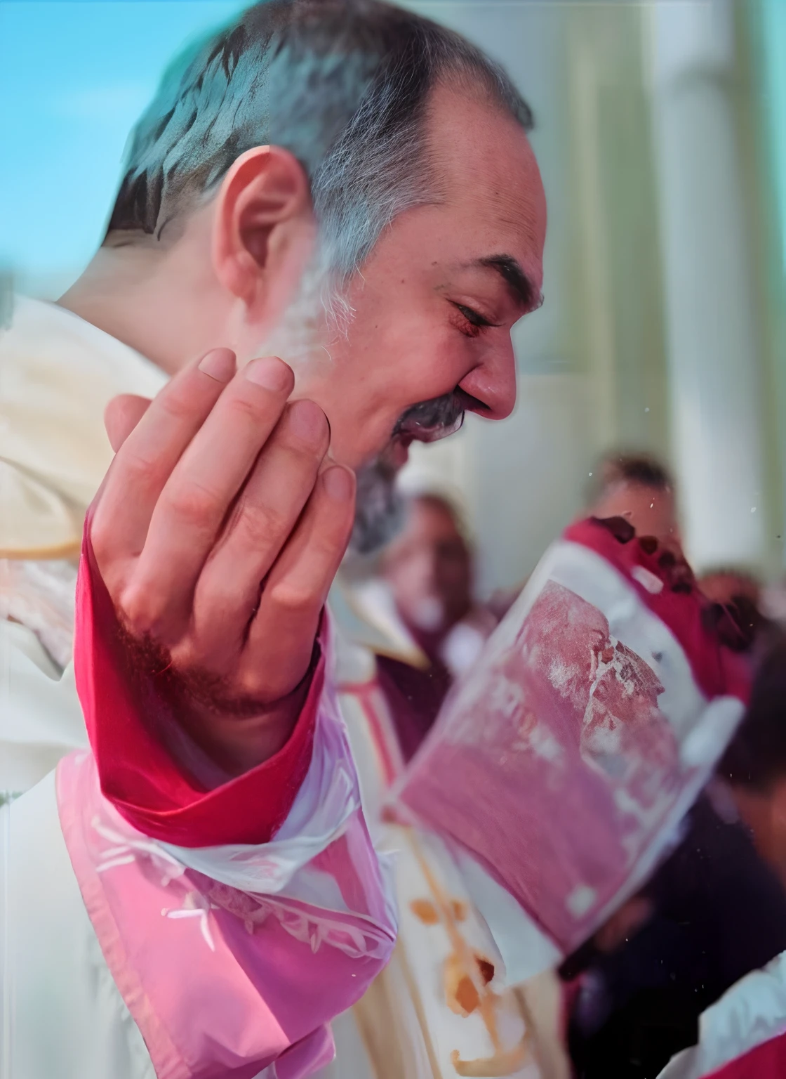 Homem com vestes de padre Pio celebrando missa, Padre Pio realista, celebration of Mass with Padre Pio, Eucaristia, your hands with stigmata, Imagem realista do Padre Pio, foto realista, cinematic