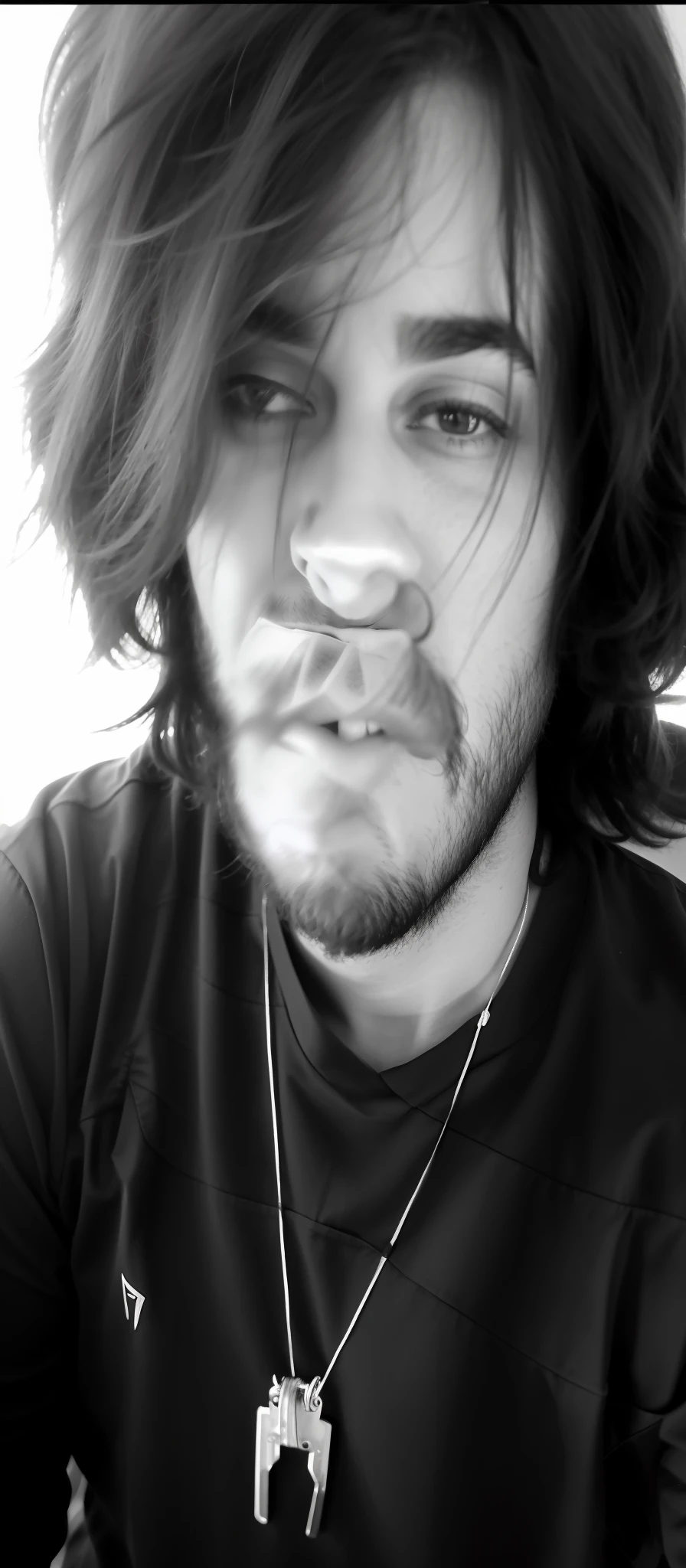 Homem com longos cabelos pretos e barba posando para uma foto, com barba e camisa preta, com seus longos cabelos pretos, com uma barba pequena, com cabelos pretos, inspirado em Adam Dario Keel, uma foto de um homem desgrenhado, halfbody headshot, imagem de qualidade muito baixa, vestindo uma camisa preta, editado no photoshop