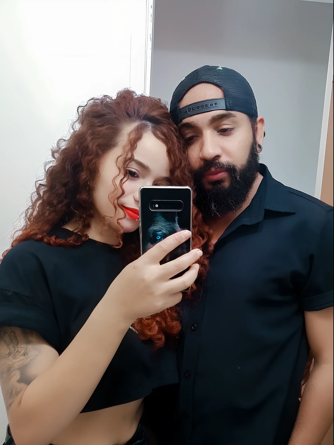 There's a man and a woman taking a selfie in a bathroom, Directed by: Nandor Soldier, Lovely couple, com barba e camisa preta, selfie apaixonada, pose de casal, Directed by: Ramon Silva, they are in love, Directed by: Samuel Silva, by Amelia Peláez, Malika Favre, par