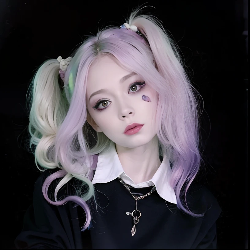 um close up de uma pessoa com um cabelo rosa e uma camisa preta, pastel goth aesthetic, goth girl aesthetic, pastel gothic, cabelo loiro com rabo de porco, penteado pigtails, dois penteados pigtails, Ela parece uma mistura de Grimes, extremely pale blond hair, pale goth beauty, pale skin and purple eyes, messy curly pastel hair, cara bonito. fantasia sombria