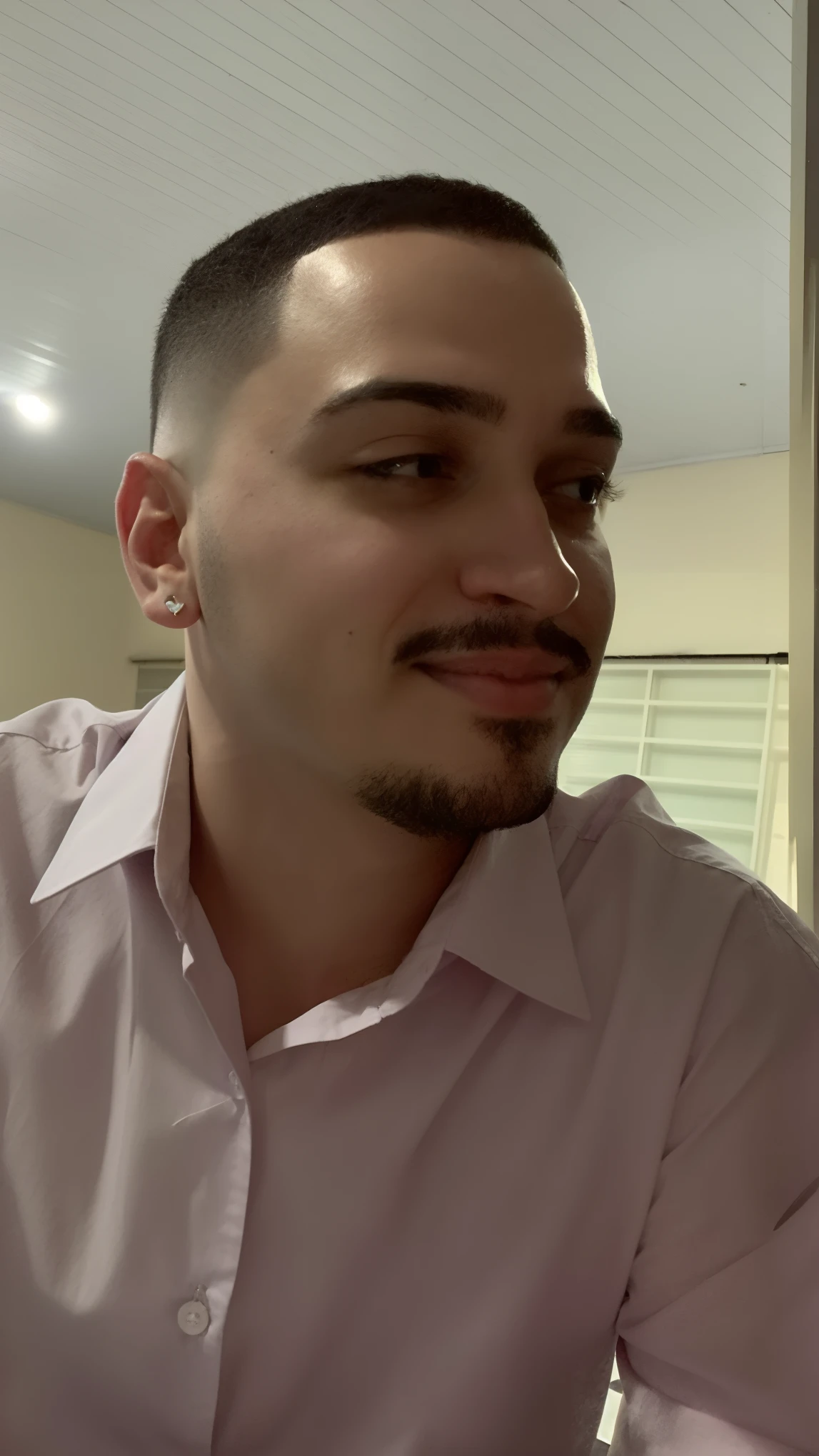 Homem de camisa rosa sentado em uma mesa com um prato de comida, taken in the early 2020s, andres rios, em torno de 1 9 anos, imagem profissional, imagem de qualidade muito baixa, Luis Nieves Sr., cerca de 20 yo, andrew gonzalez, imagem de perfil, José Moncada, com uma barba pequena, foto de perfil headshot