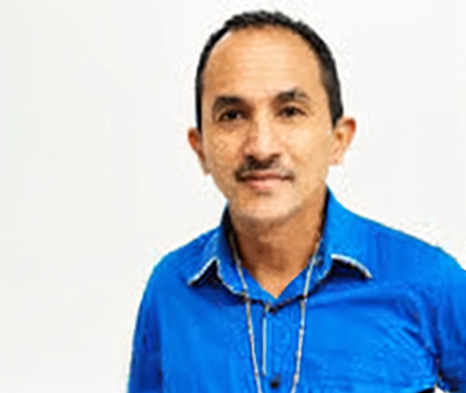 There's a man in a blue shirt posing for a photo, Arte em primeiro plano : Eloy Morales, henry ascensio, Arauto Ortega, instagram post, victor maristane, Eloy Morales, Carlos Ortega Elizalde, zigor samaniego, foto de perfil, andres rios, Joel Torres, Luis Nieves Sr., foto do instagram, David Villegas