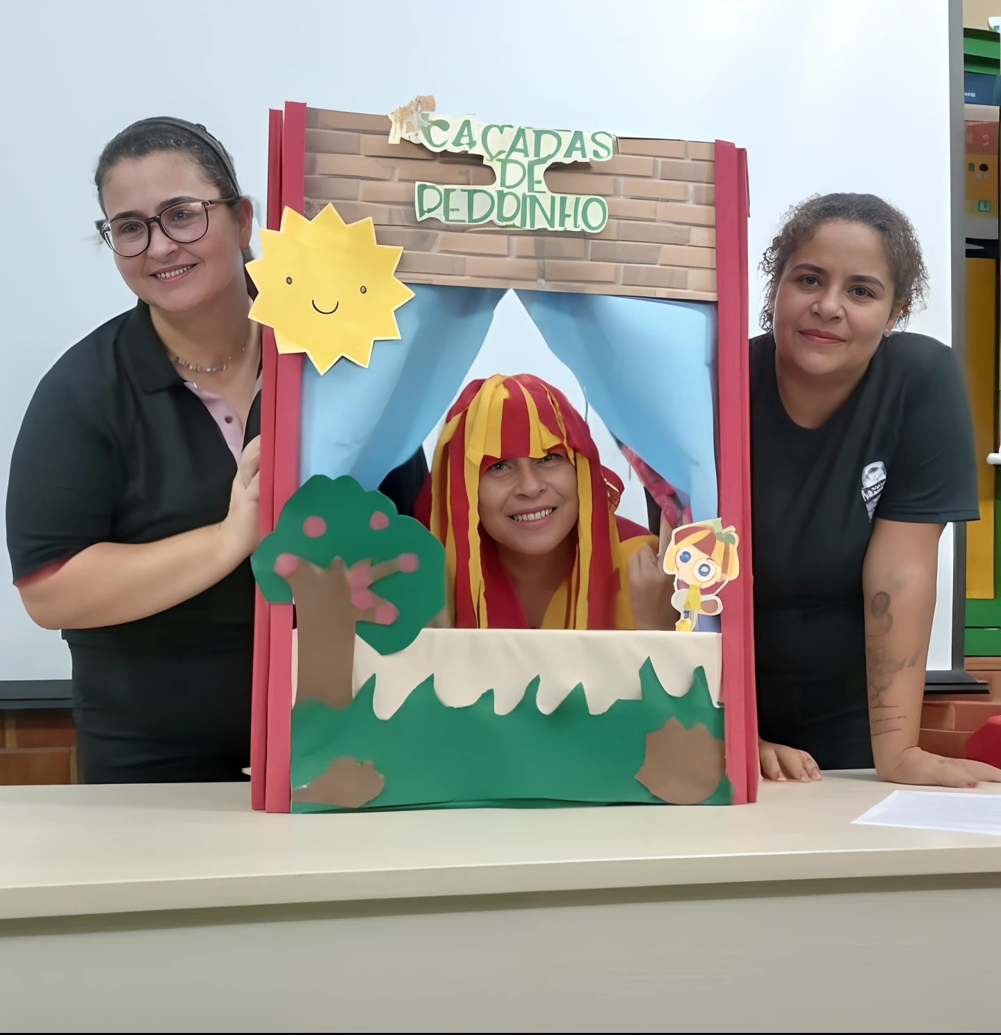 Three women behind a cardboard box with a picture of a child, Fantoches, pano de fundo, description, foto retrato, slide show, Directed by: Nandor Soldier, art project, seu madruga, bela cena, imagem do avatar, papel, foto de perfil, foto - shot, fantoche de corda, Foto realista, Alarcon Cartunista