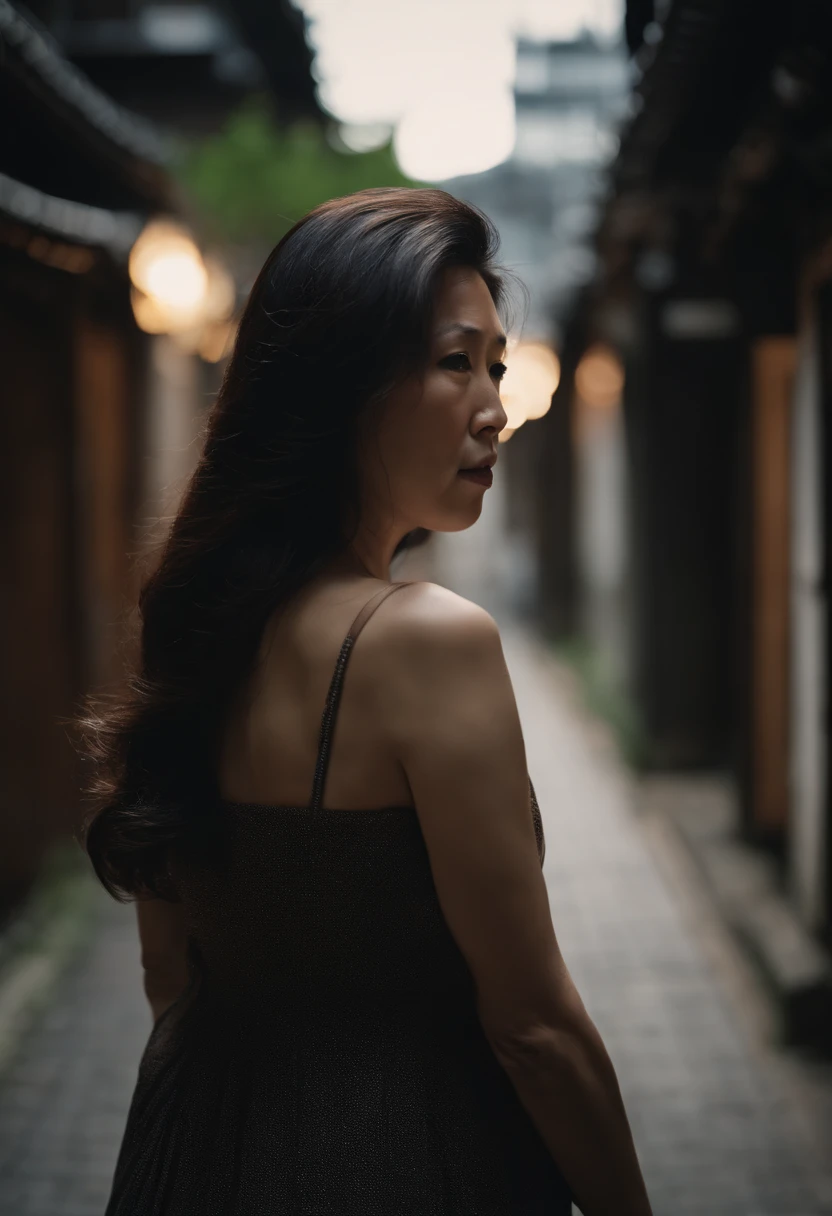 Japan mature woman with straight long hair sticking her ass out against the wall in a dimly lit alley。I can see a slight expression of anguish through the gap in my hair.