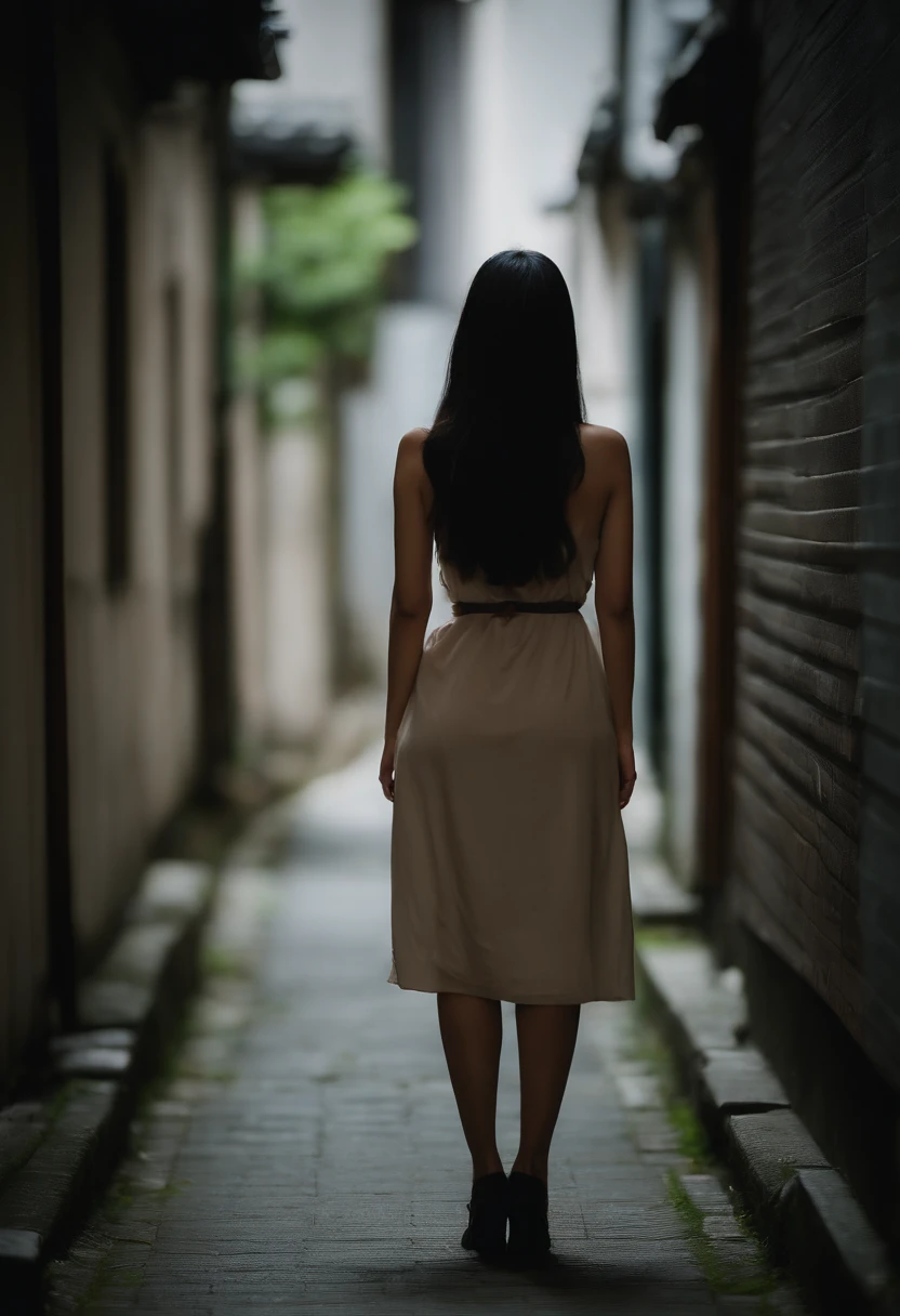 Japan woman with straight long hair sticking her ass out against the wall in a dimly lit alley。
