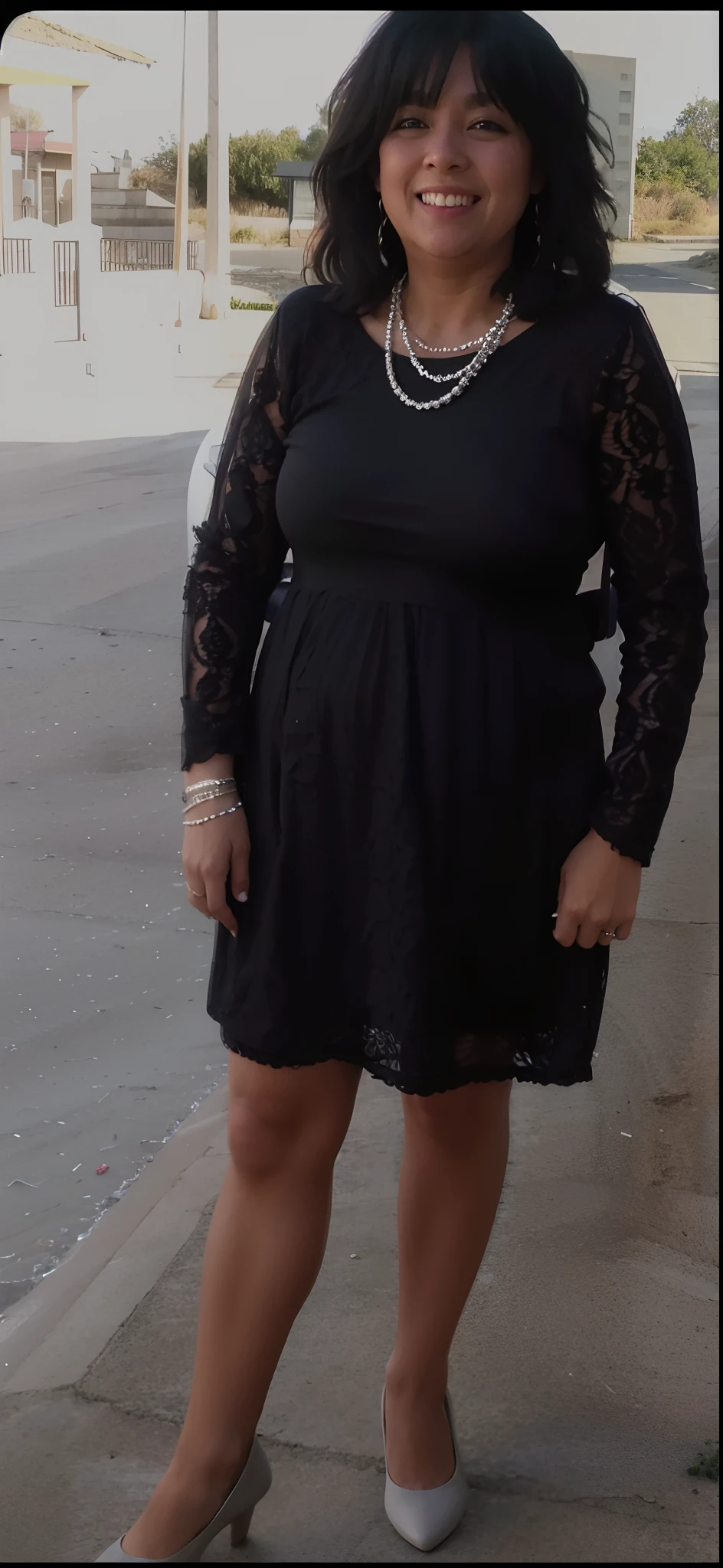 Arafed mujer con un vestido negro y perlas se para en una acera, Imagen de cuerpo entero, Ella lleva un vestido negro, con un vestido negro, Vestido negro, imagen de muy muy muy baja calidad, con un vestido oscuro, vestida con encaje negro, Toma de cuerpo completo!!, 3 0 years old woman, 30-year-old woman, El fondo es celestial