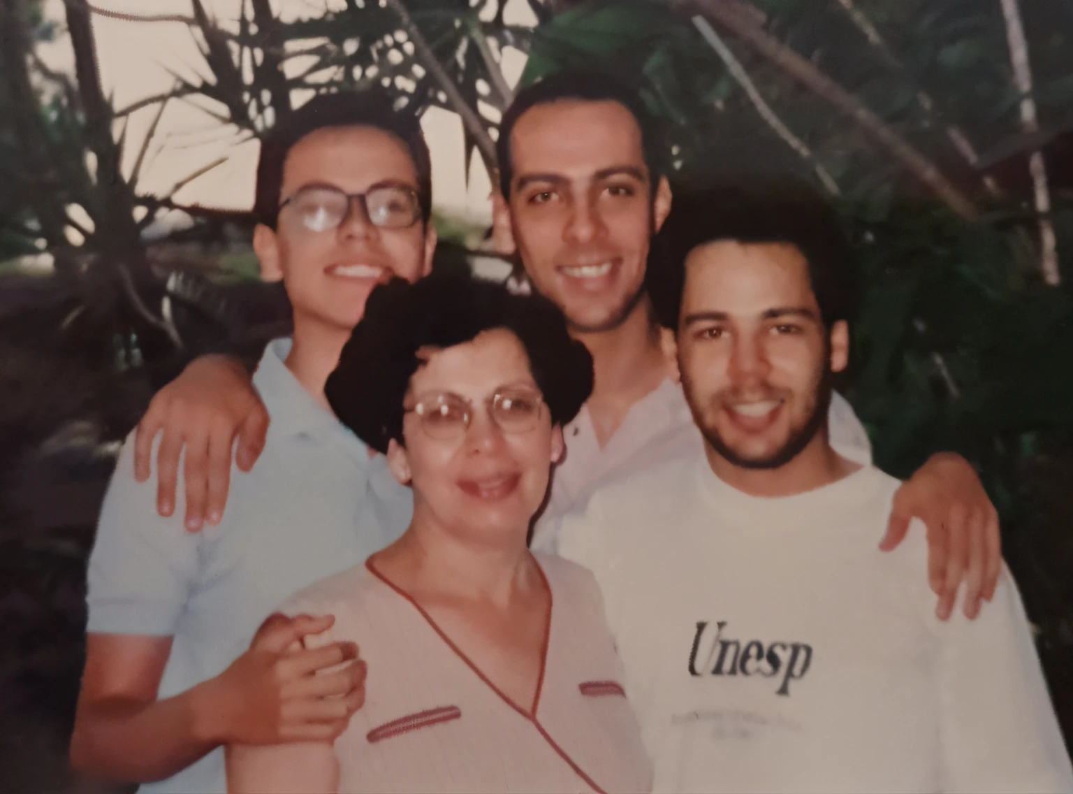 there are three men and a woman posing for a picture, foto 1 9 9 0 s, Foto de 1990, taken in the early 1990s, Foto de 1998, 1 9 9 8 foto, Foto anos 90, 2 0 0 2 foto, Fotografia dos anos 1990, Foto de 1 9 8 0 s
